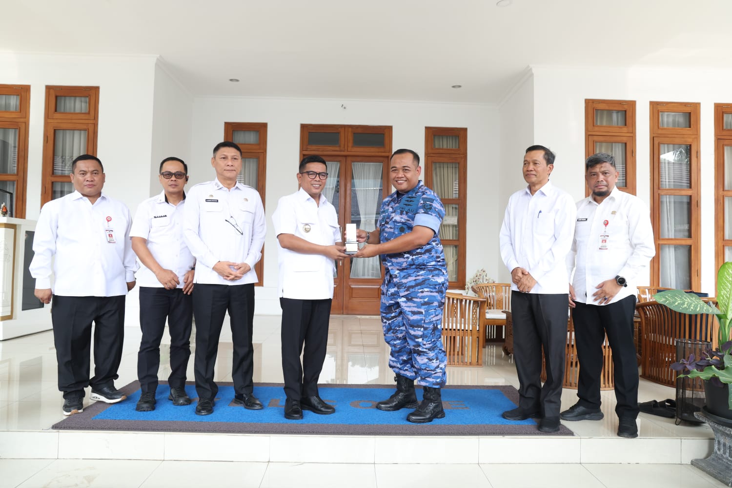 Gubernur Andra Soni saat menerima Komandan Satrad 401 Tanjung Kait, Letkol Lek Aris Budi Wicaksono. Foto : Ist