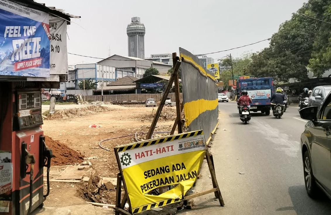 JALAN. Kondisi Jalan Benda Raya saat dalam pengerjaan pelebaran jalan. (Rachman/TangselPos)