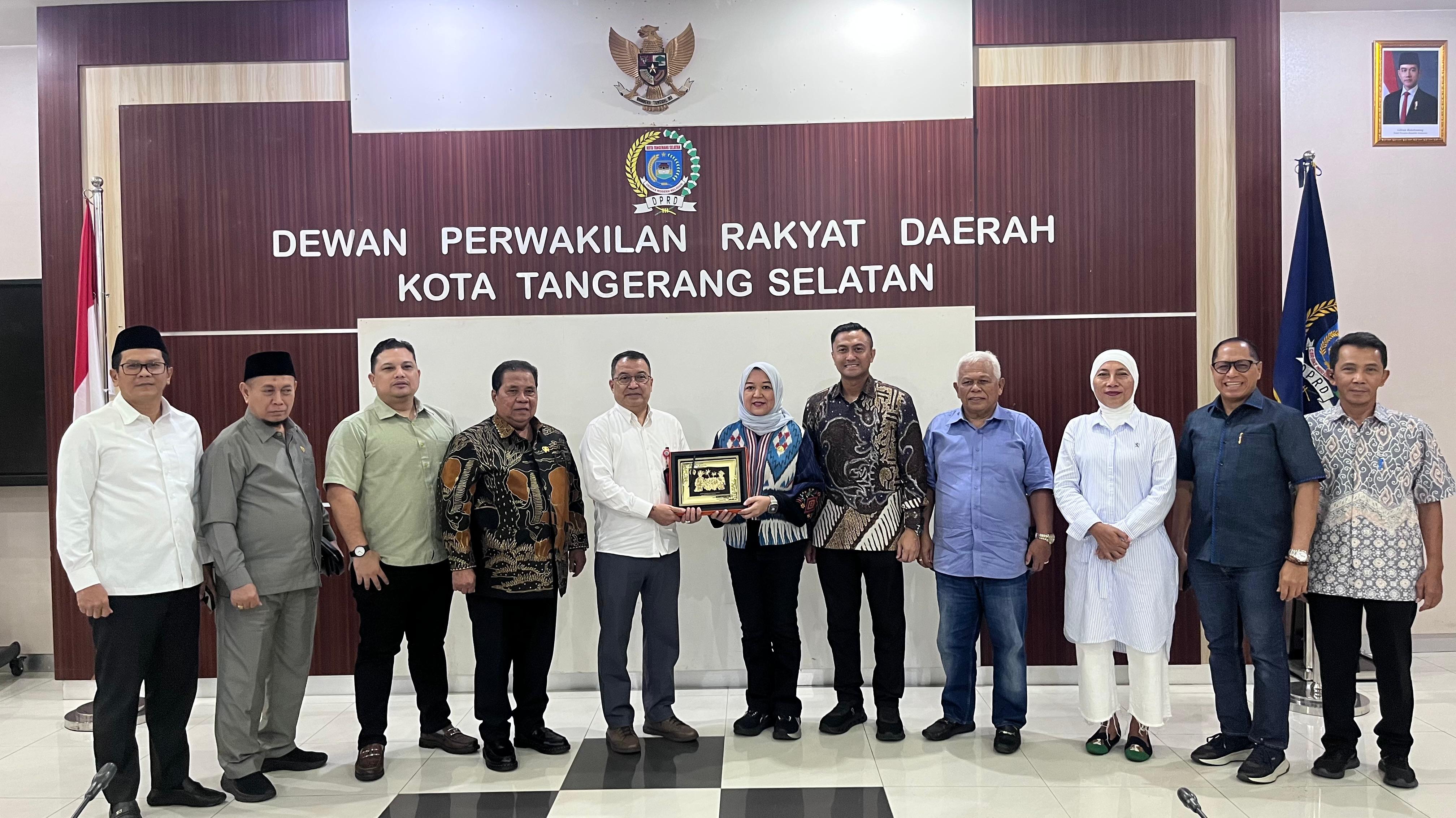 TERIMA KUNKER - DPRD Kota Tangsel terima kunjungan kerja dari DPRD DKI, Kamis (22/10). Kunjungan itu membahas terkait penyusunan APBD 2027.