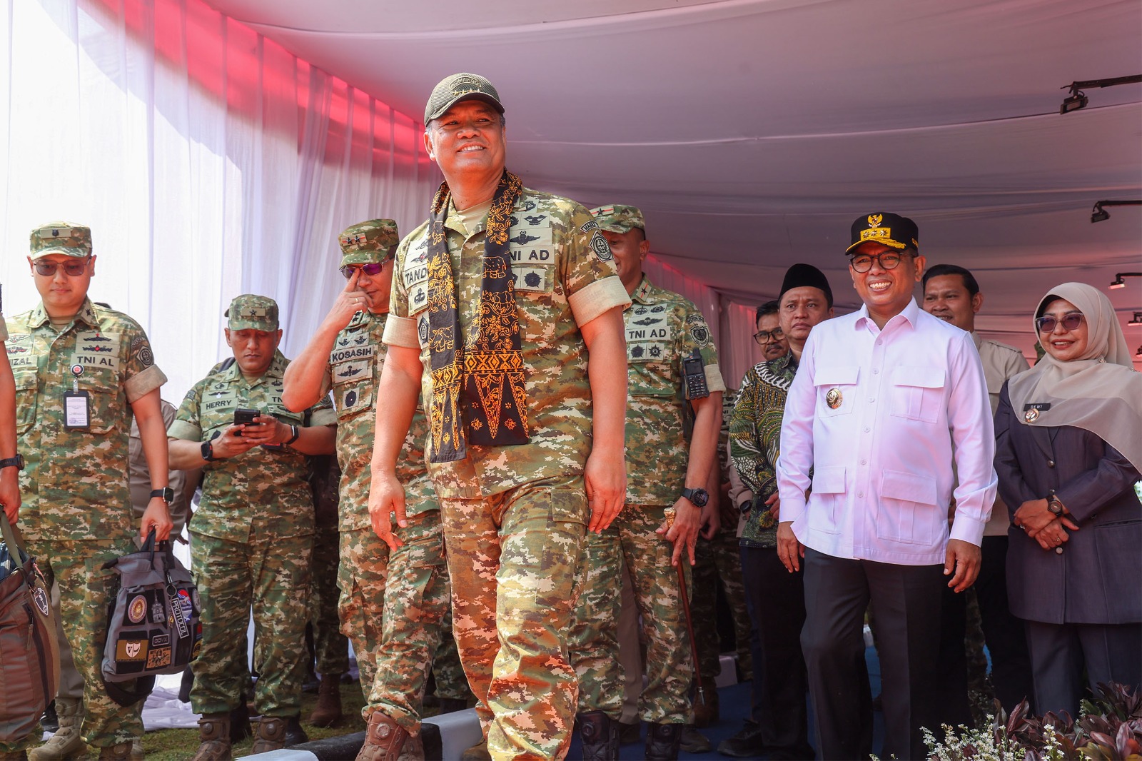 Gubernur Andra Soni dan Wakil Panglima TNI Jenderal TNI Tandyo Budi Revita dalam penutupan Karya Bakti TNI Skala Besar 2026. Foto : Humas Pemprov
