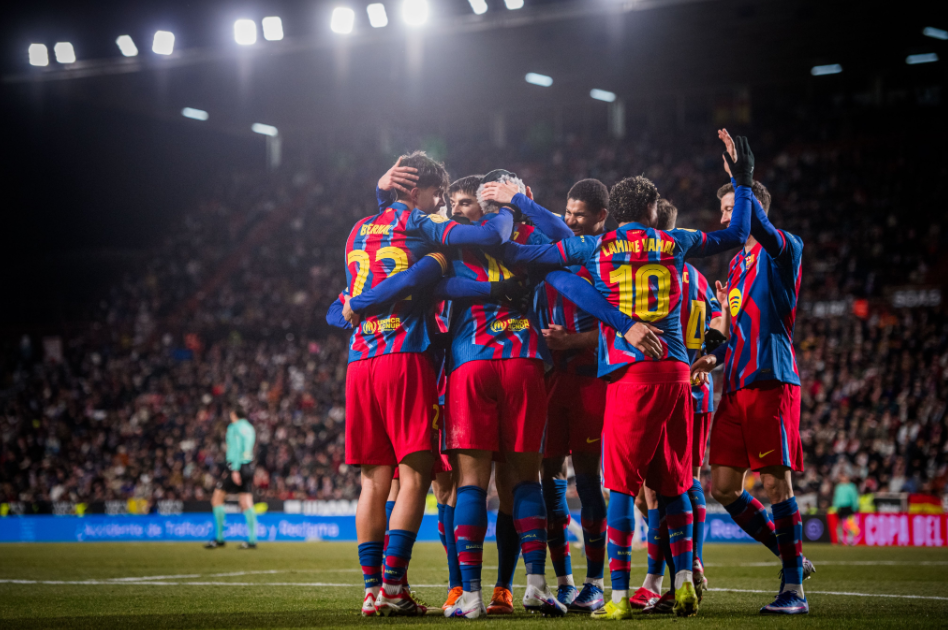 Selebrasi skuad Barca usai menundukkan Real Betis 5-2. Foto : Ist