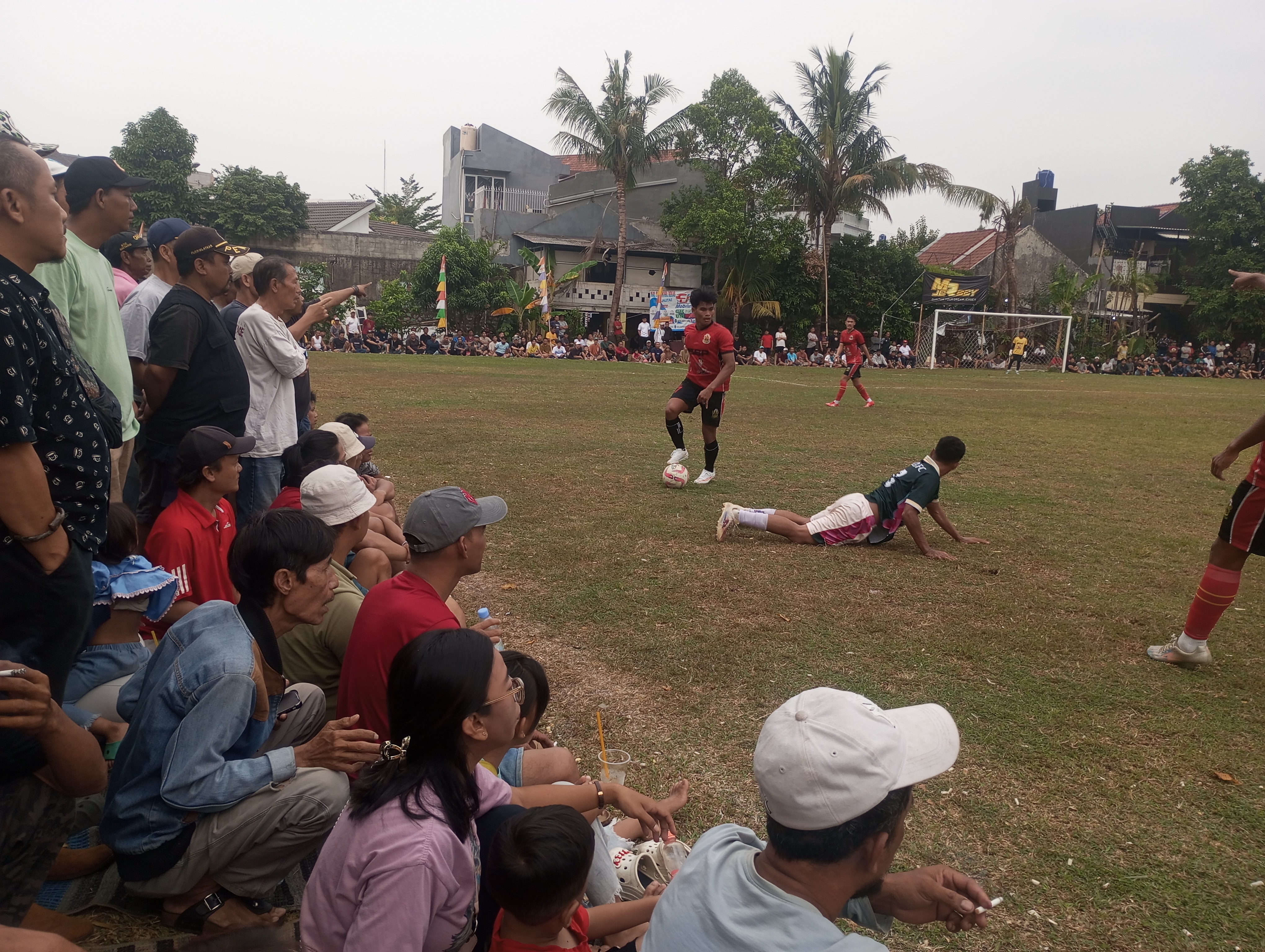 Gelandang bertahan BBP Putra Wonogiri FC, Ginting kuasai bola, sementara satu pemain Alebo Wowo FC terjatuh pada laga Minggu (25/10/2026) sore.(red/tangselpos.id).