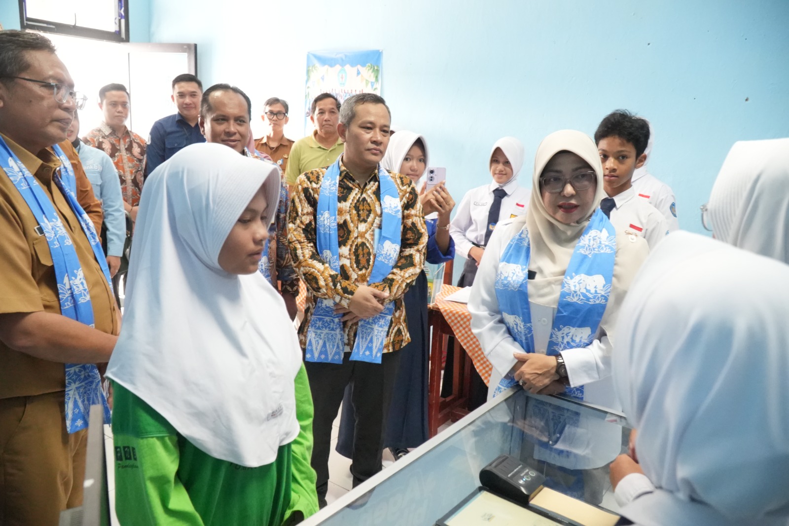 Bank Bjb Cabang Pandeglang menggelar Launching Gebyar Kejar Simpanan Pelajar Nabung dari Sekarang (SimPel NDS), di SMPN 3 Pandeglang, Selasa (20/10/2026).(Istimewa)