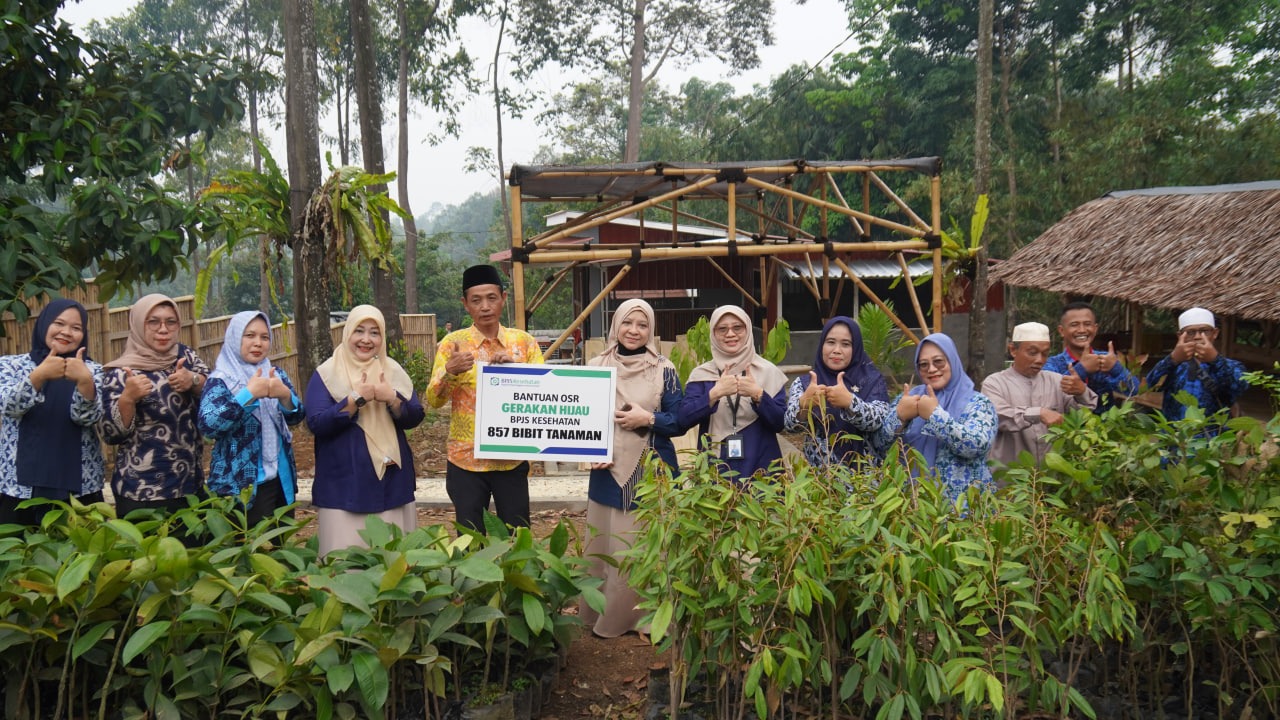 BIBIT TANAMAN. BPJS Kesehatan menyerahkan bantuan sebanyak 857 bibit tanaman kepada Desa Talaghiyang melalui kegiatan Organizational Social Responsibility (OSR) Gerakan Hijau JKN Indonesia Sehat, Kamis (29/10). IST