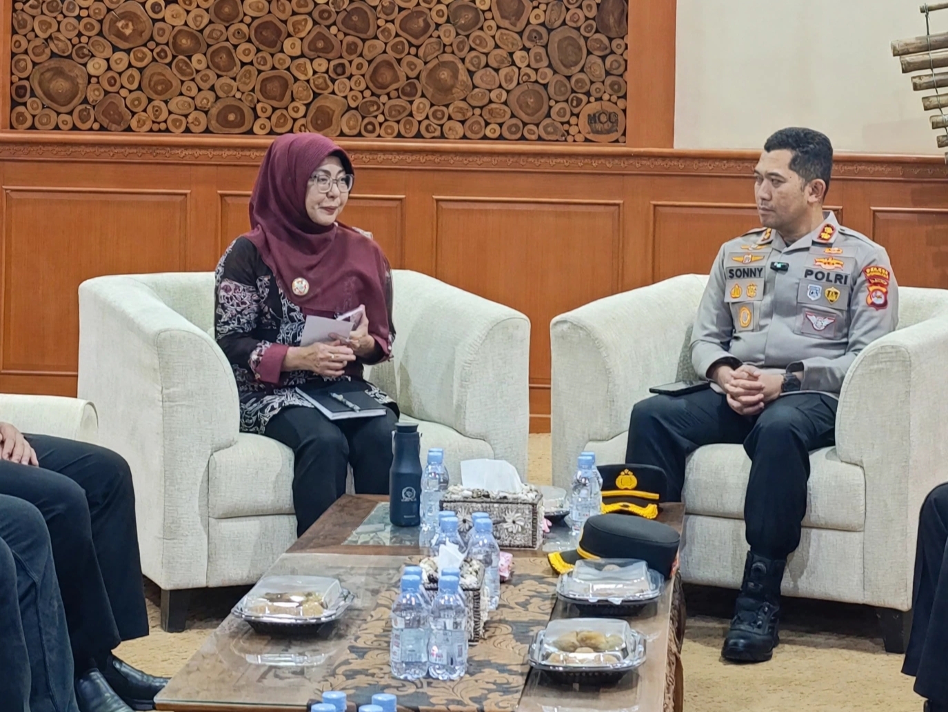 DIALOG. Bupati Pandeglang Raden Dewi Setiani, sedang berdialog dengan Kapolres Pandeglang AKBP Sonny Harsono beserta jajaran, di ruang kerja Bupati Pandeglang, Setda Pandeglang, Jumat (2/10) lalu. (DOK. PROKOPIM SETDA PANDEGLANG)