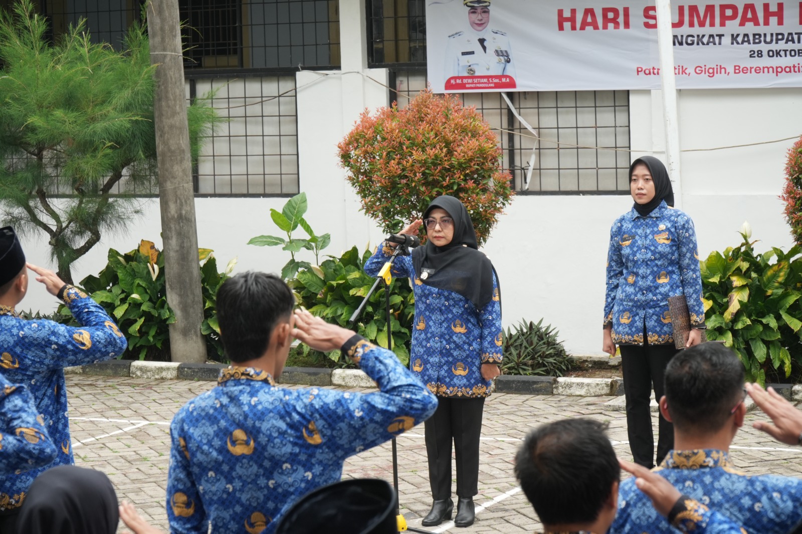 Bupati Pandeglang, Raden Dewi Setiani saat menjadi pembina upacara instansional peringatan Hari Sumpah Pemuda ke-98 tahun 2026 di halaman Sekretariat Daerah (Setda), Rabu (28/10/2026).(Istimewa)
