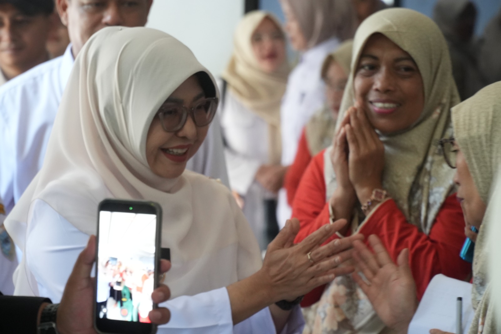 Bupati Dewi Setiani menyalami kader Posyandu dalam acara Pemberdayaan Kader Posyandu Kecamatan Majasari dan Kecamatan Pandeglang yang digelar di Cafe Ne'u di Kampung Kadubanen, Pandeglang, Rabu (21/10/2026).(Istimewa)