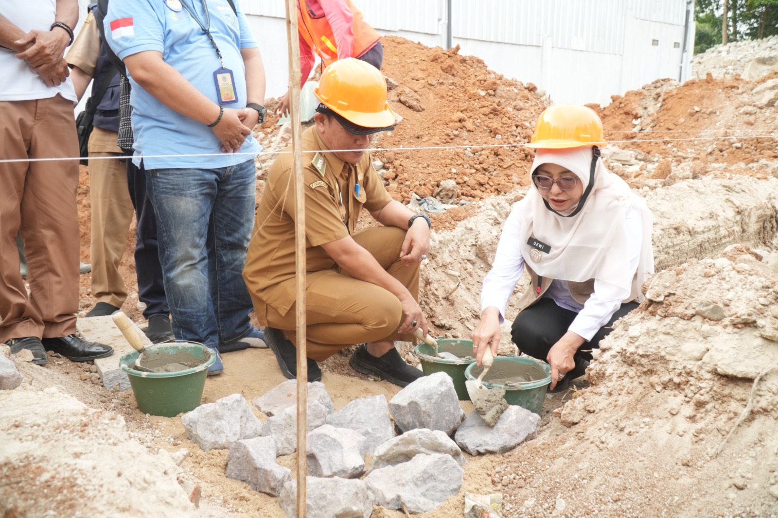 Bupati Pandeglang, Rade Dewi Setiani, saat melakukan peletakan batu pertama pembangunan Unit Sekolah Baru (USB) TK Pasirmae di Kecamatan Cipeucang, Selasa (13/10/2026).(Istimewa)