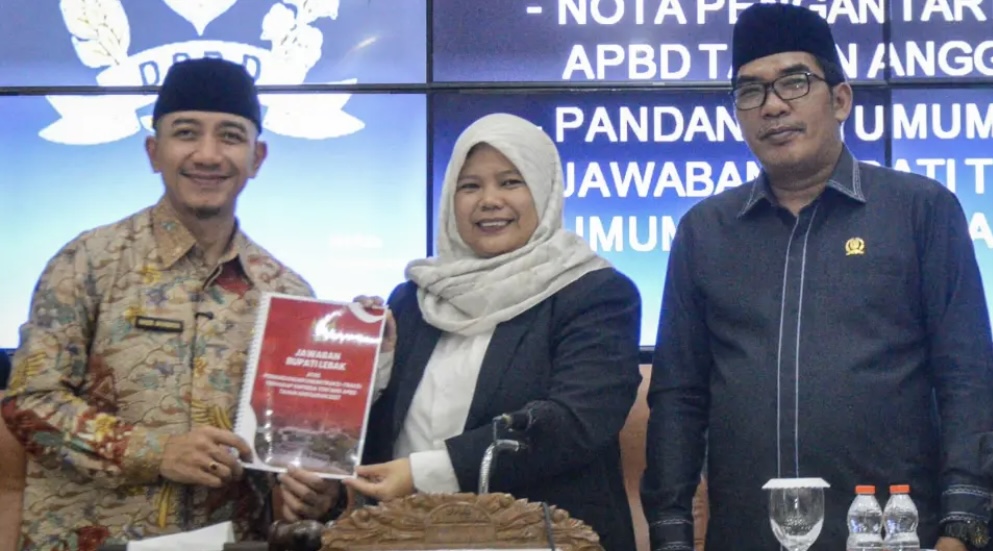 SERAHKAN DOKUMEN. Bupati Lebak, Moch. Hasbi Asidiki Jayabaya, sedang menyerahkan dokumen RAPBD Lebak TA 2027 ke Pimpinan DPRD Lebak, di Ruang Paripurna DPRD Lebak, Kamis (1/10). (DOK. PROKOPIM SETDA LEBAK)