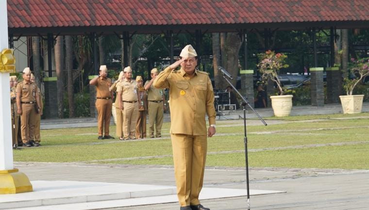 Bupati Tangerang Moch. Maesyal Rasyid saat memimpin Apel Pagi di Lapangan Raden Arya Yudha Negara, Puspemkab Tangerang, Senin (5/10/2026). Foto : Humas Pemkab. Tangerang