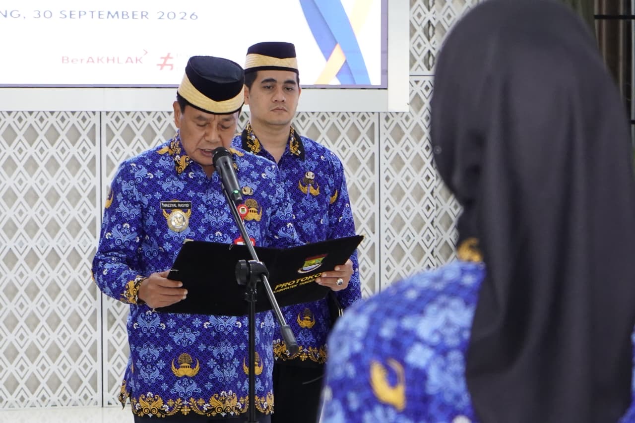 Bupati Tangerang Moch. Maesyal Rasyid melantik dan mengambil sumpah tujuh ASN di Aula Pendopo Bupati Tangerang. Foto : Humas Kab. Tangerang
