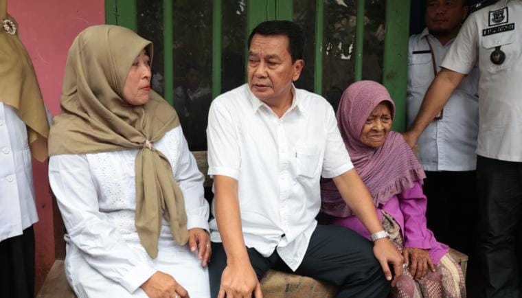 Bupati Tangerang Moch. Maesyal Rasyid saat berkunjunh rumah Ayu Saroh, penjaga SDN Caringin 3, Kecamatan Legok. Foto : Humas Kab. Tangerang