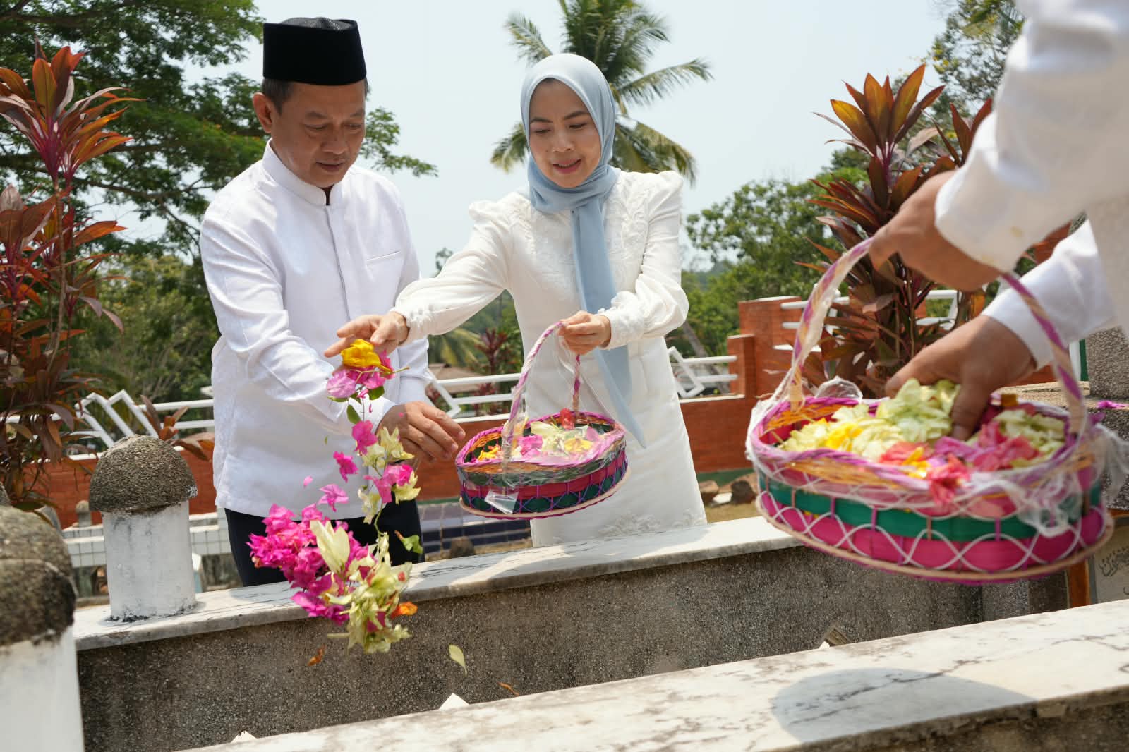 ZIARAH. Bupati Serang, Ratu Rachmatuzakiyah ziarah ke makam tokoh-tokoh Banten dan Kabupaten Serang pada Rabu (7/10).