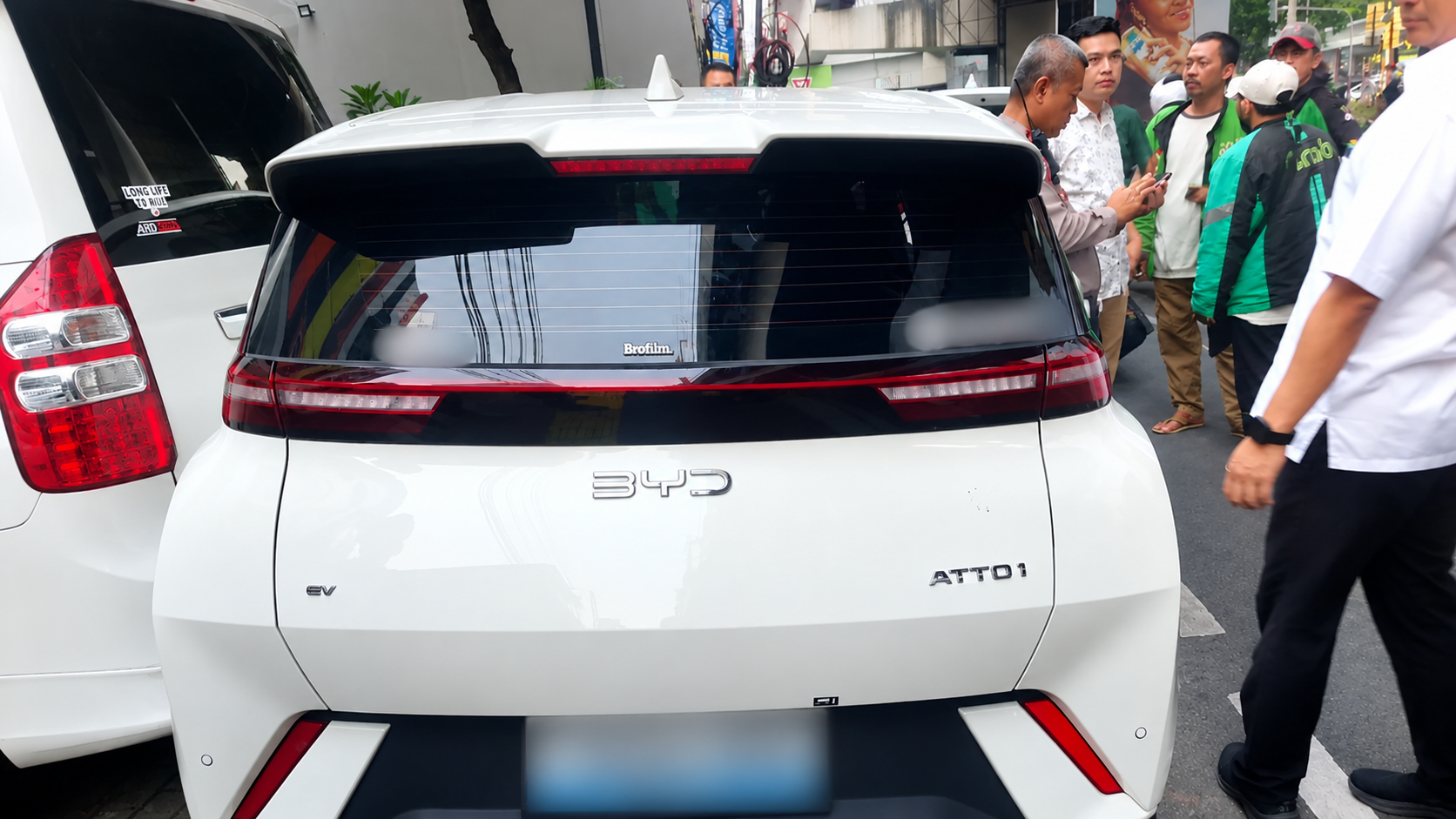 Mobil listrik BYD Atto 1 menabrak sejumlah mobil dan ojol. Foto : Ist