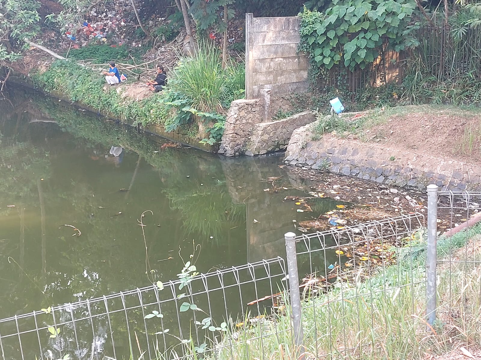 MUNTABER. Warga Serpong Lagoon saat menunjukkan air keruh dalam agenda RDP di DPRD Tangsel