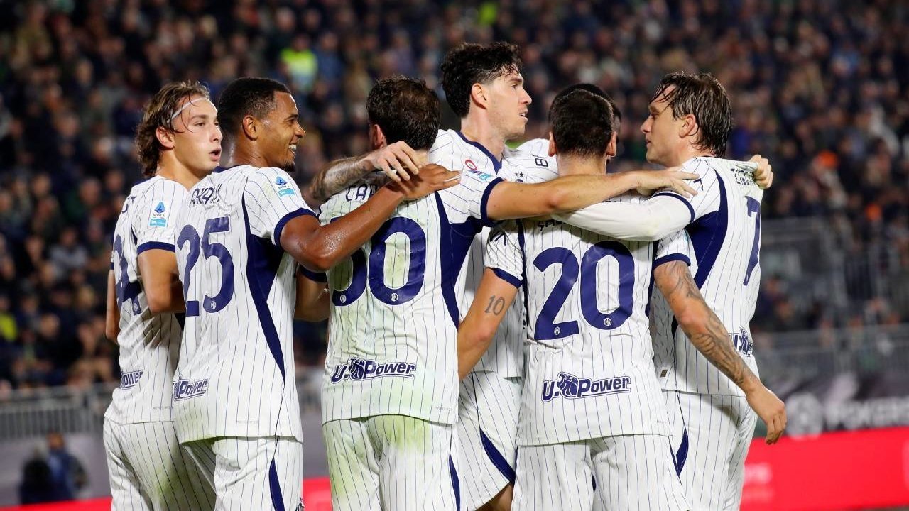 Selebrasi Skuad Inter Milan usai menang 2-0 dari Venesia. Foto : Ist