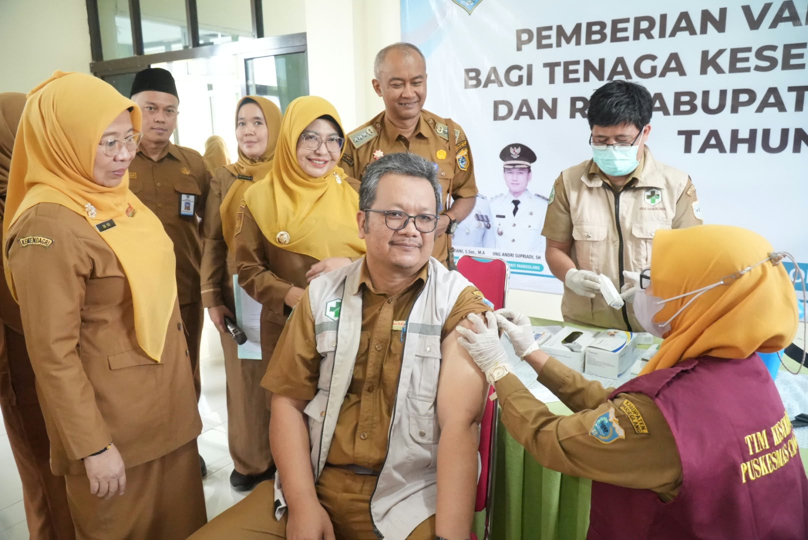Tenaga kesehatan tengah mendapat vaksinasi influenza, saat Launching Imunisasi Vaksinasi Influenza 1.000 Dosis Kerja Sama dengan PT Kalbe Farma Tbk, di Puskesmas Cadasari, Senin (12/10/2026).(Istimewa)