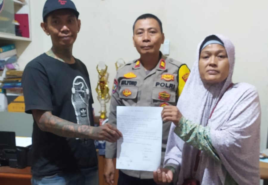MEDIASI - Polsek Pamulang redam perselisihan antar tetangga dengan cara damai. Kedua pihak akhirnya bersepakat berdamai.