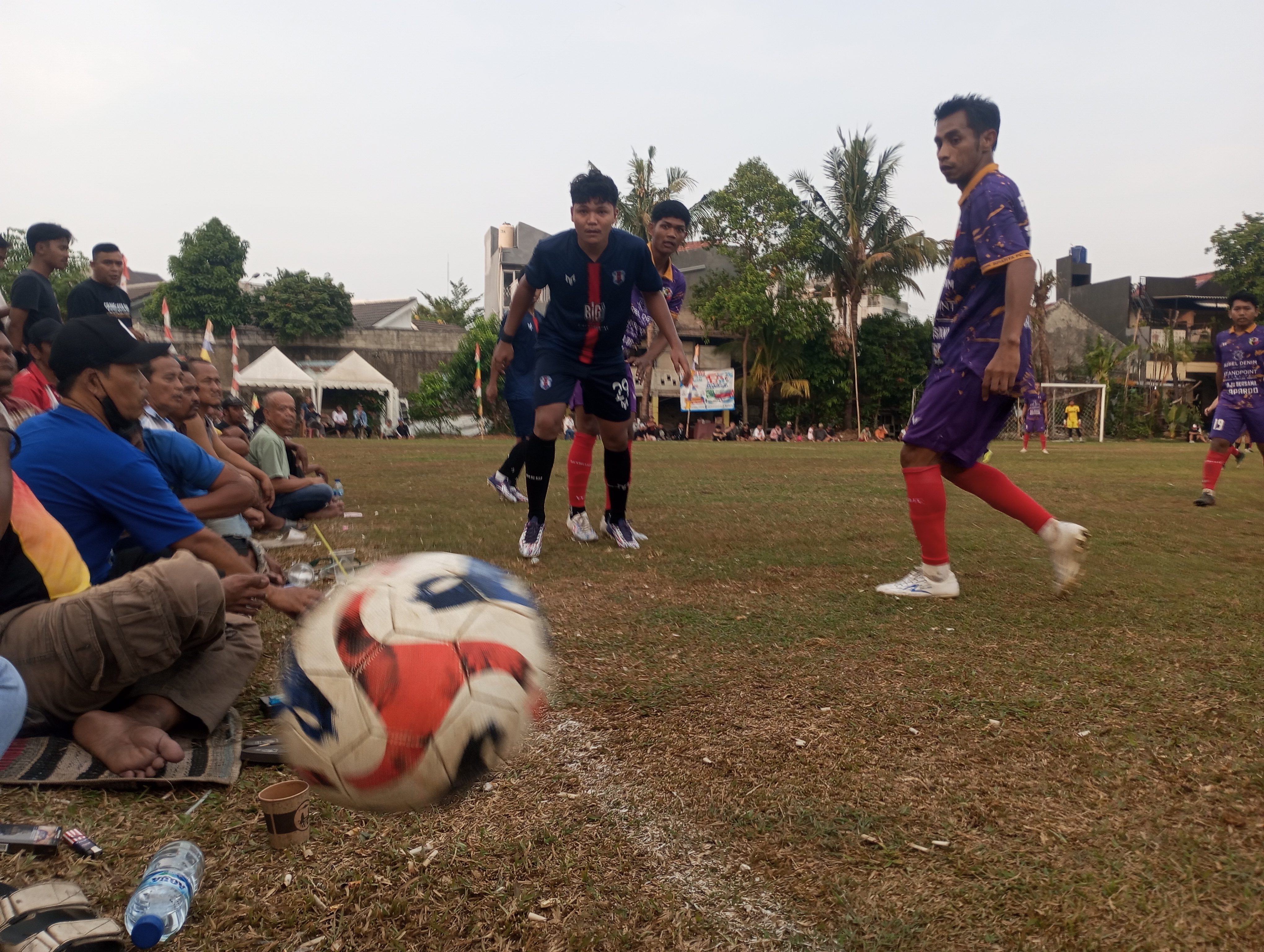 Pemain Cie Allstar mencoba mengejar bola yang melaju ke luar lapangan pada laga Selasa (20/10/2026) sore.(red/tangselpos.id).