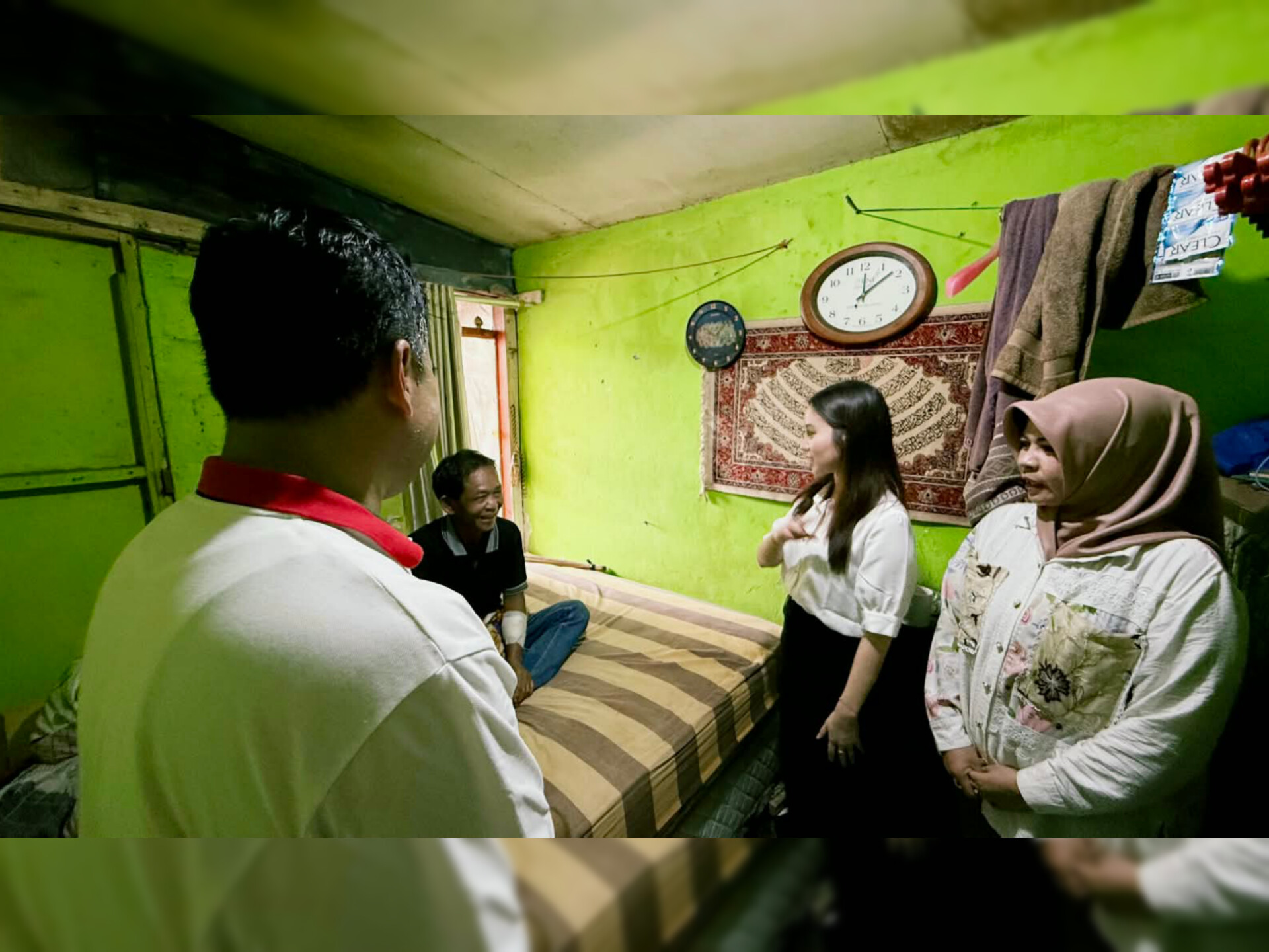 Wakil Ketua DPRD Kota Tangerang Selatan, Maria Teresa Suhardja, jenguk korban ledakan Pasar Cimanggis, Sabtu (17/10). (Ist)