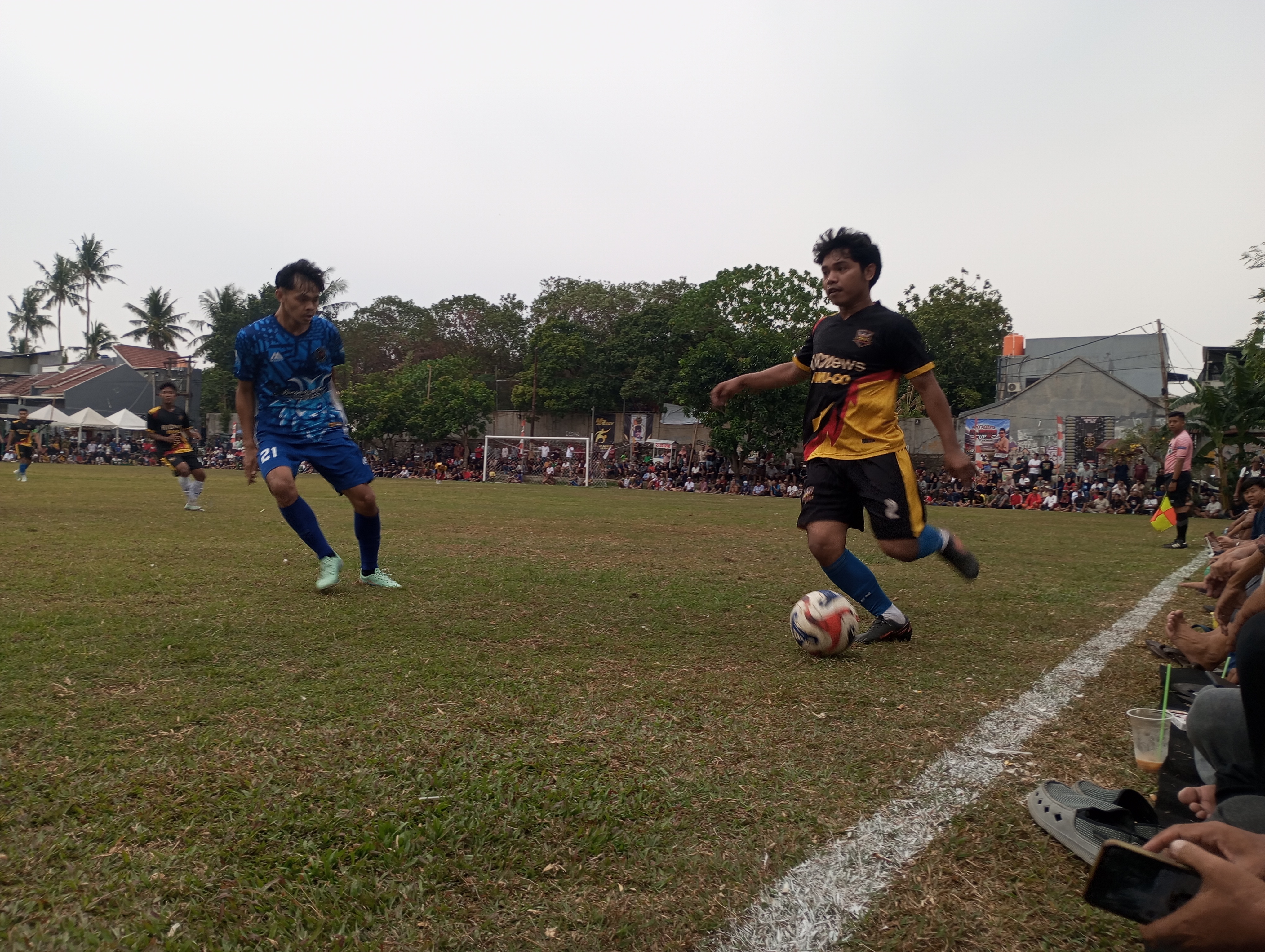 Penyerang Denis FC, Indra Kidal (kiri) mencoba mengawal pemain PSM pada laga Kamis (07/10/2026) sore.(red/tangselpos.id).