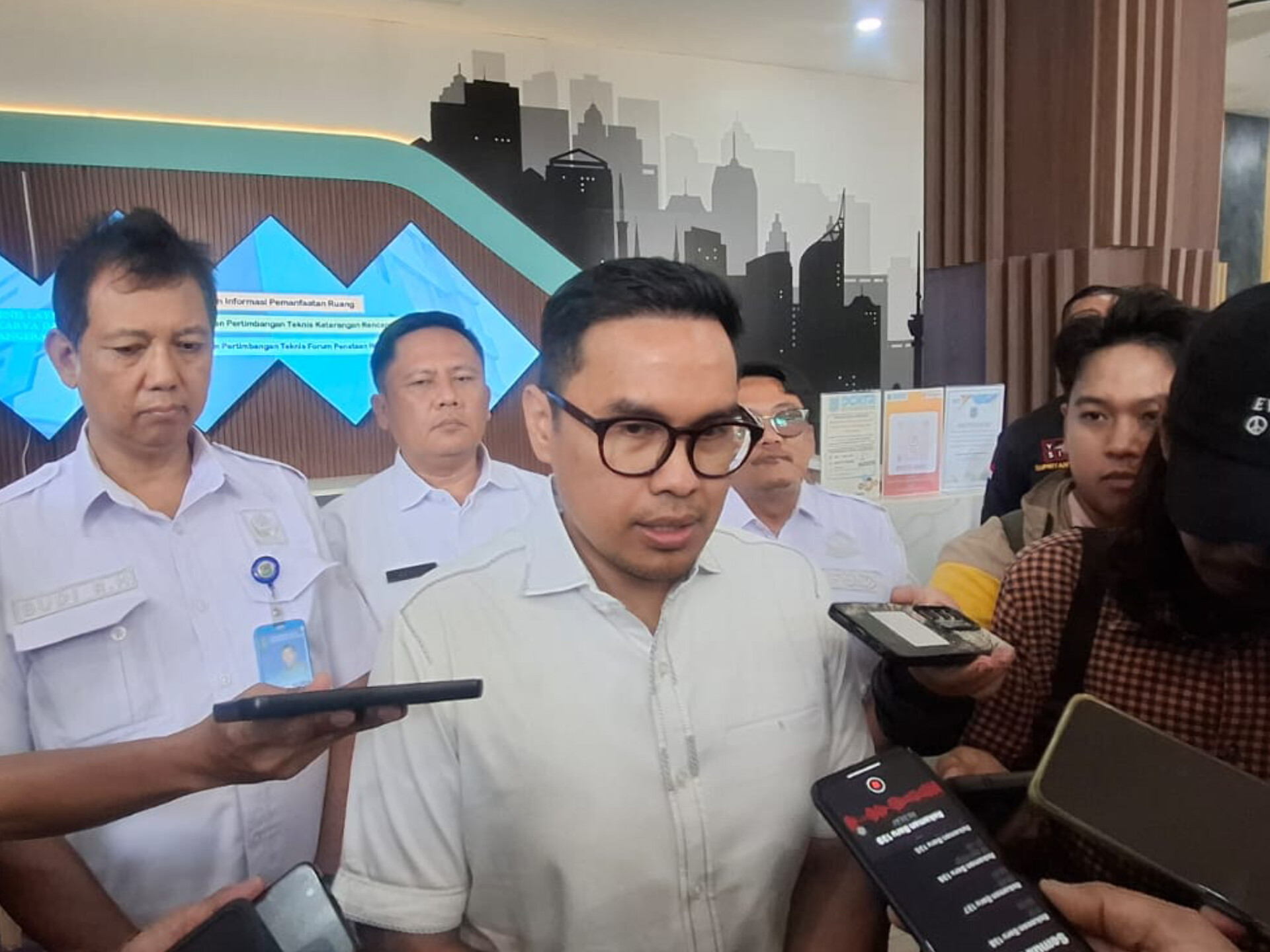 Wakil Wali Kota Tangsel, Pilar Saga Ichsan saat memaparkan hasil pertemuan terkait penanganan kontaminasi di Serpong Lagoon. (TangselPos/Rachman)