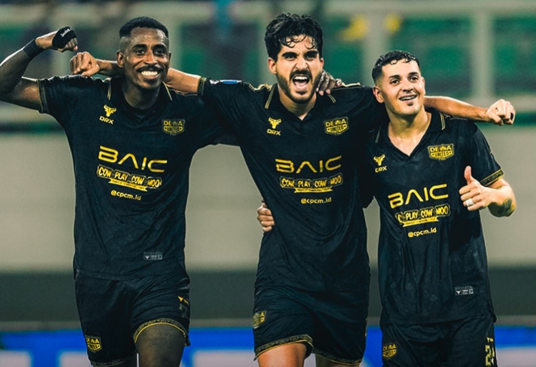 Selebrasi skuadxDewa United usai menang 2-0 dari Persijap. Foto : Ist
