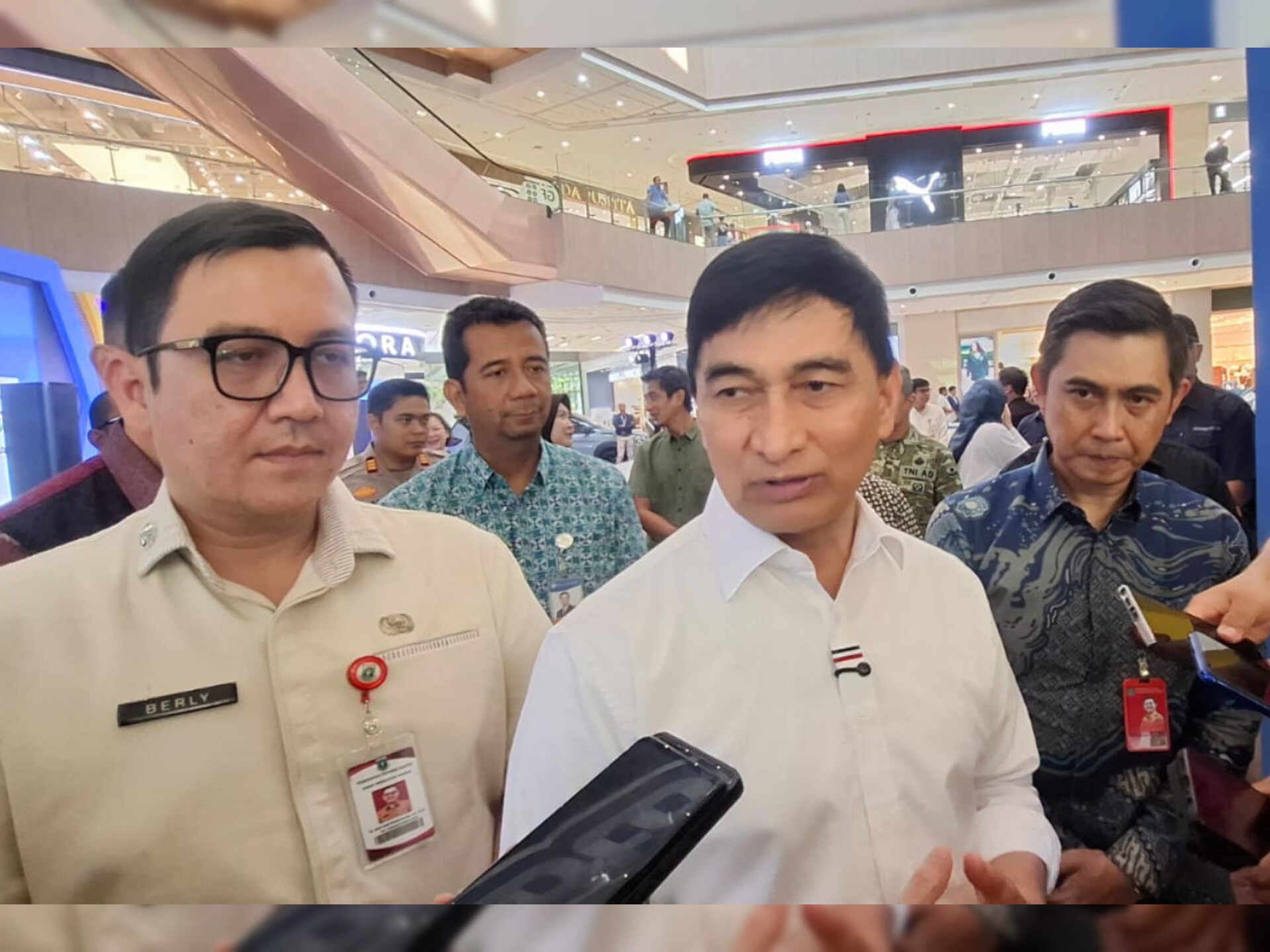 Achmad Dimyati Natakusumah mengapresiasi penyelenggaraan Tangsel Otozone di BXChange Mall, Bintaro, Jumat (16/10). (tangselpos/rachman)