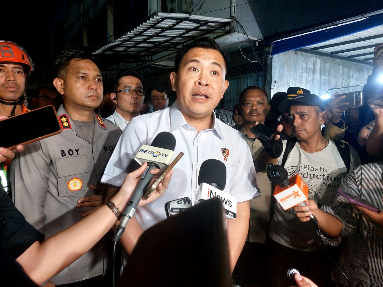 LEDAKAN. ​Dirtipidum Bareskrim Polri Brigjen Pol Susatyo Purnomo Condro saat diwawancarai awak media di lokasi ledakan Pasar Cimanggis. Foto : Rahman TP