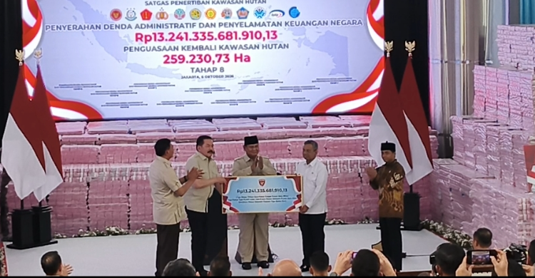 Presiden Prabowo saat menyaksikan penyerahan uang sebesar Rp Rp13,24 triliun dari Kejagung. Foto : Ist