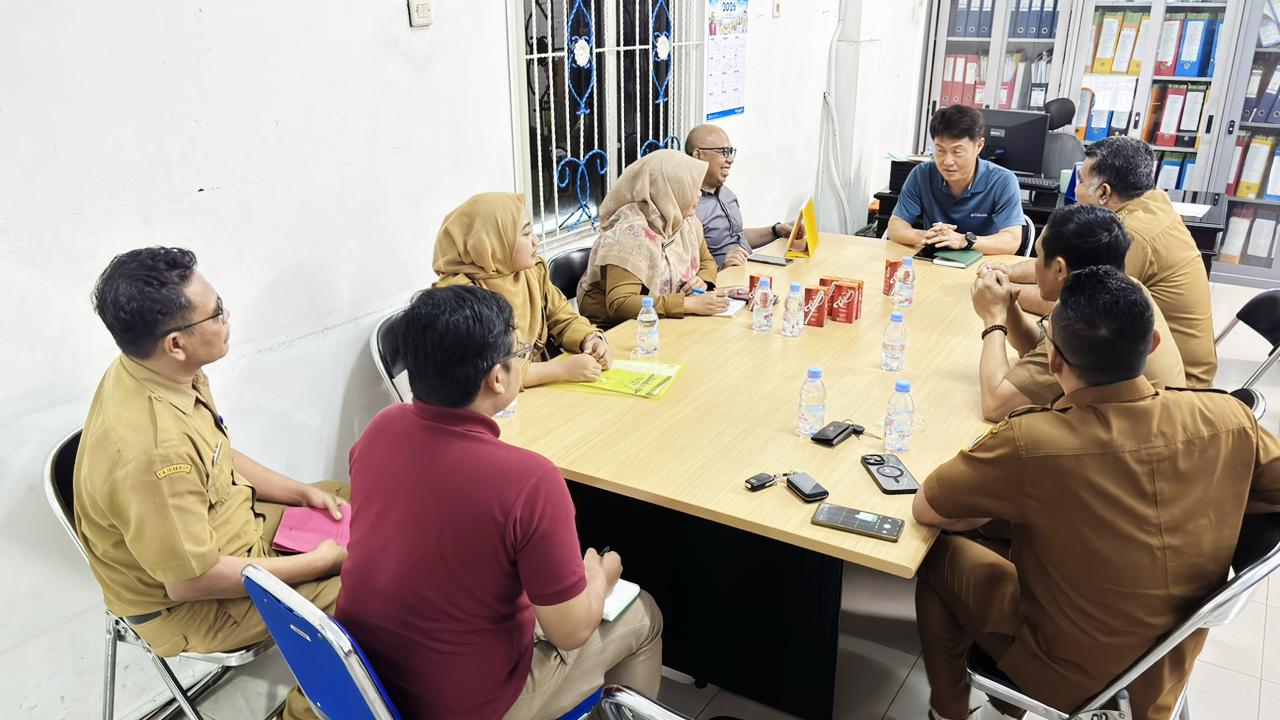 Pertemuan Disnaker Lebak dengan manajemen PT. Parkland World Indonesia (PWI) 6 di Desa Sukamanah, Kecamatan Rangkasbitung.(Istimewa)