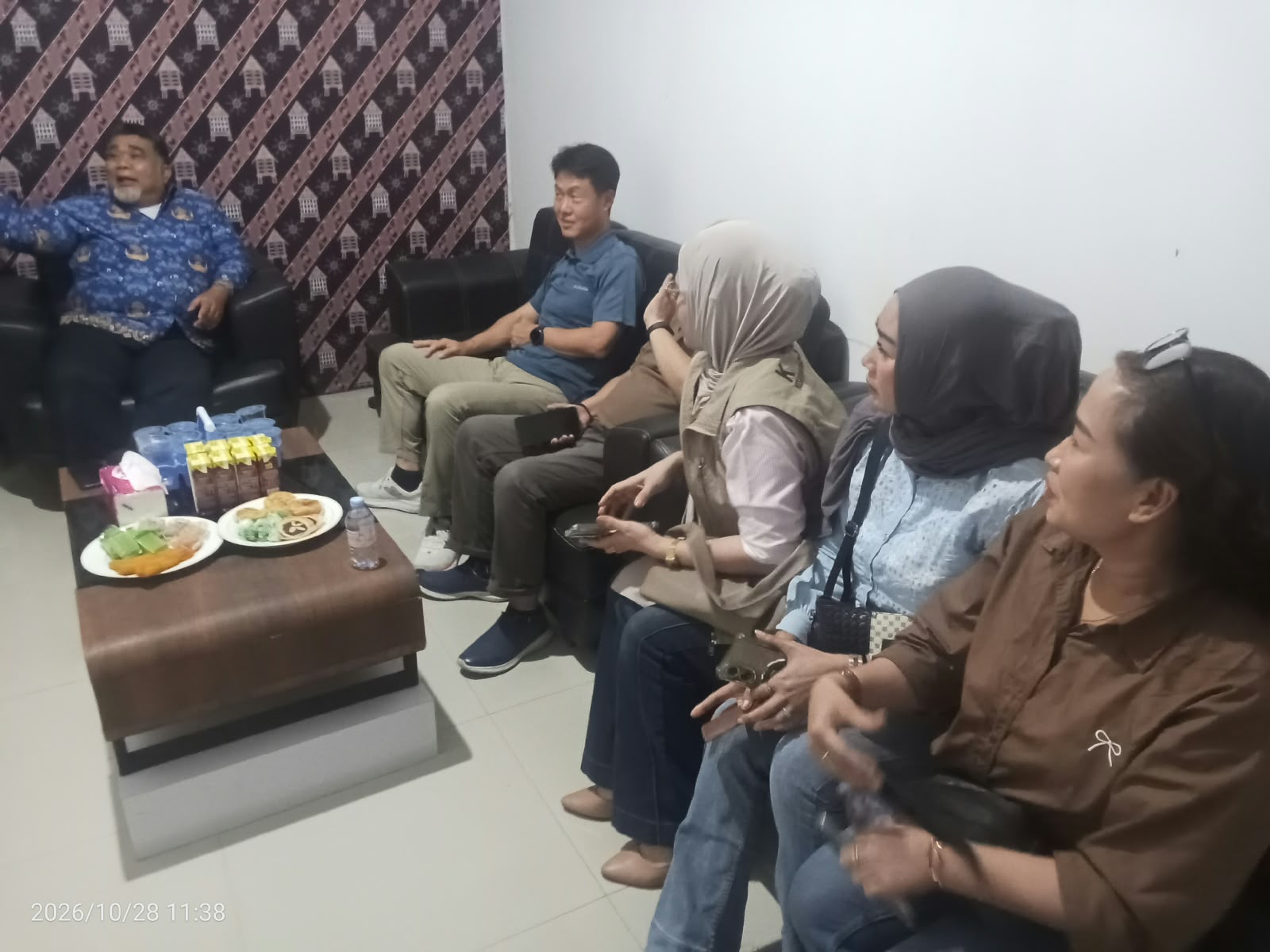Suasana pertemuan perwakilan serikat pekerja PT PWI 6, yakni Garteks dan Serikat Pekerja Nasional (SPN), di Kantor Disnaker Lebak  di Jalan Siliwangi, Kecamatan Rangkasbitung, Rabu (28/10/2026).(Istimewa)