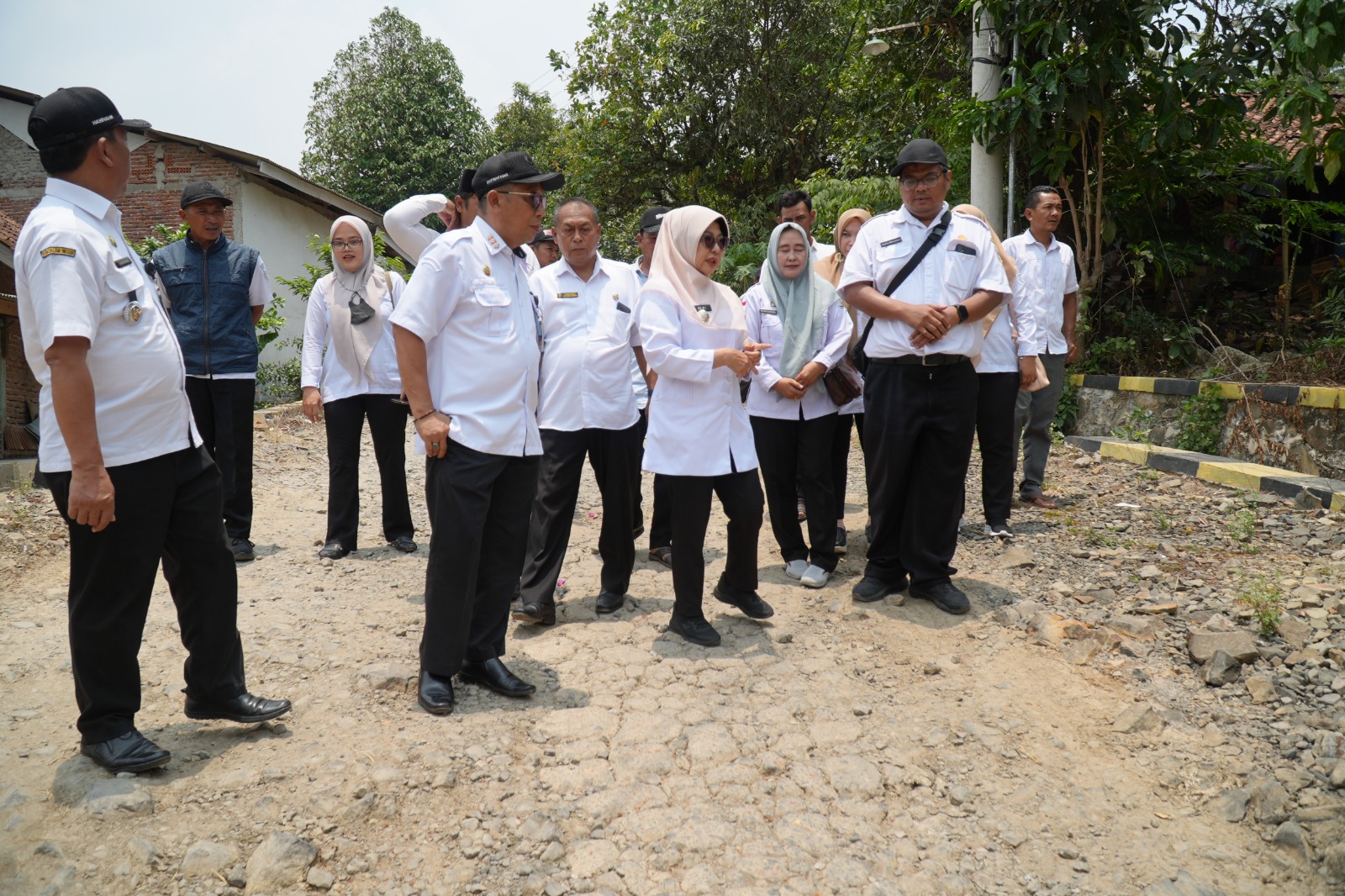 Bupati Pandeglang, Raden Dewi Setiani melakukan monitoring rencana pembangunan jalan Kampung Reforma, Desa Cimanis, Kecamatan Sobang, Rabu (14/10/2026).(Istimewa)