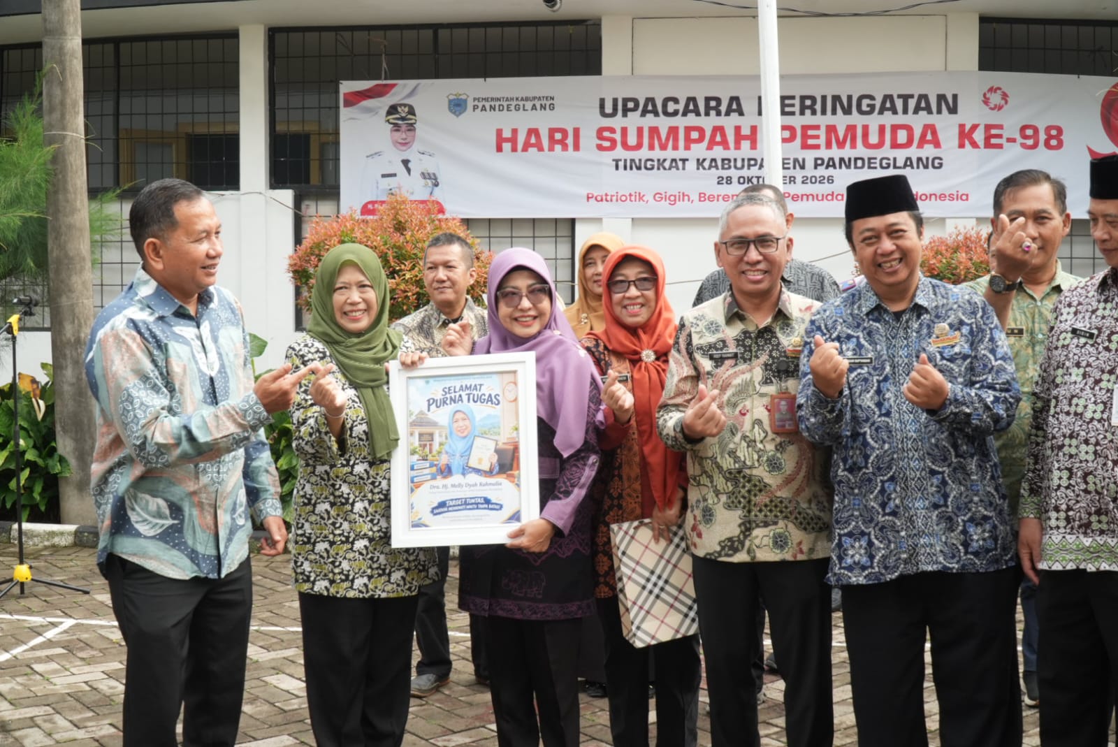 BERI KENANG-KENANGAN. Bupati Pandeglang Raden Dewi Setiani, didampingi jajarannya, sedang memberikan kenang-kenangan kepada salah seorang pejabat Pemkab Pandeglang yang purna tugas, Kamis (29/10). (DOK.PROKOPIM SETDA PANDEGLANG)