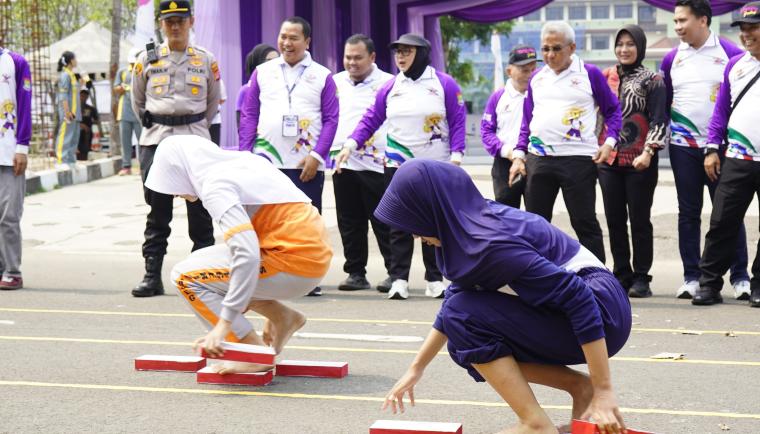 Wakil Bupati Tangerang, Intan Nurul Hikmah, membuka Festival Olahraga Masyarakat Kabupaten Tangerang (FORKAB) Ke-1 Tahun 2026 di Taman Tugu Titik Nol Tigaraksa, Sabtu (10/10/2026). Foto : Humas Kab. Tangerang