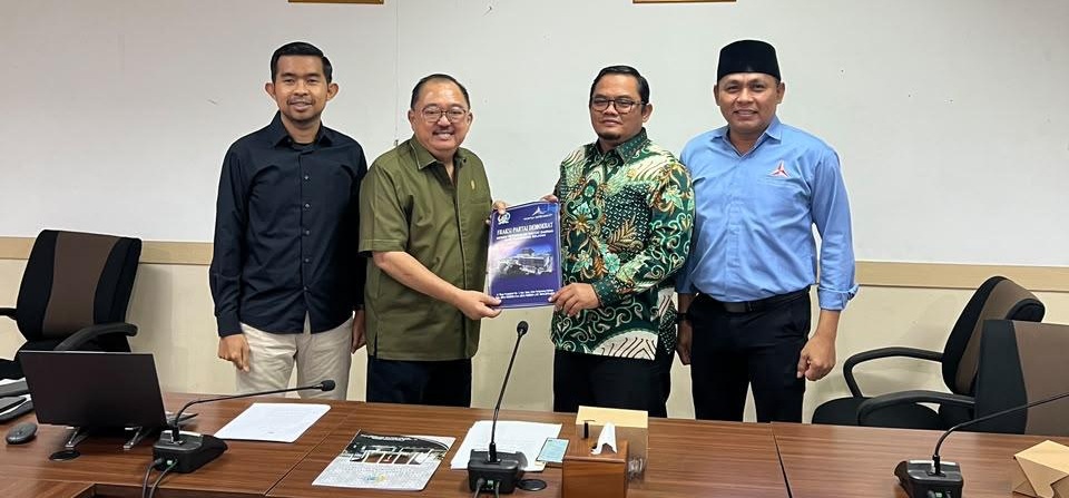 RAPERDA - Fraksi Partai Demokrat DPRD Kota Tangsel menyerahkan draf Raperda yang diusulkan kepada Bapemperda DPRD Kota Tangael.