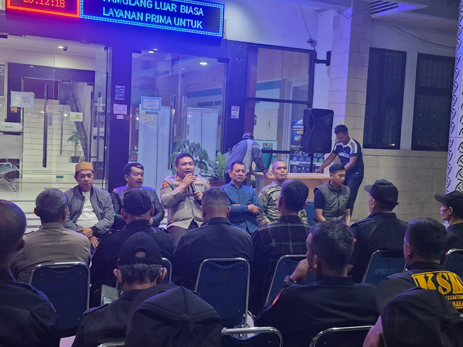 DISKUSI - Suasana diskusi tiga pilar tingkata Kecamatan Pamulang. Diskusi itu juga sekaligus ajakan Polsek Pamulang untuk bersama-sama menjaga keamanan.