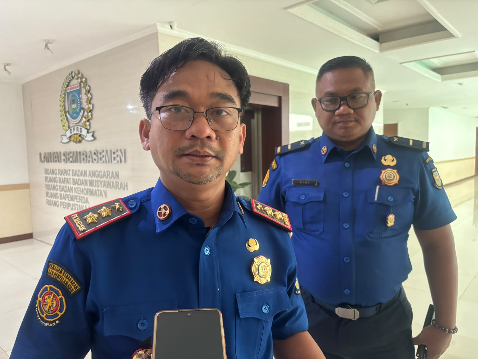 USULKAN RAPERDA - Kepala Bidang Pencegahan Damkar Tangsel, Muksin Al-Fachri saat menjawab pertanyaan wartawan di gedung DPRD Kota Tangsel.
