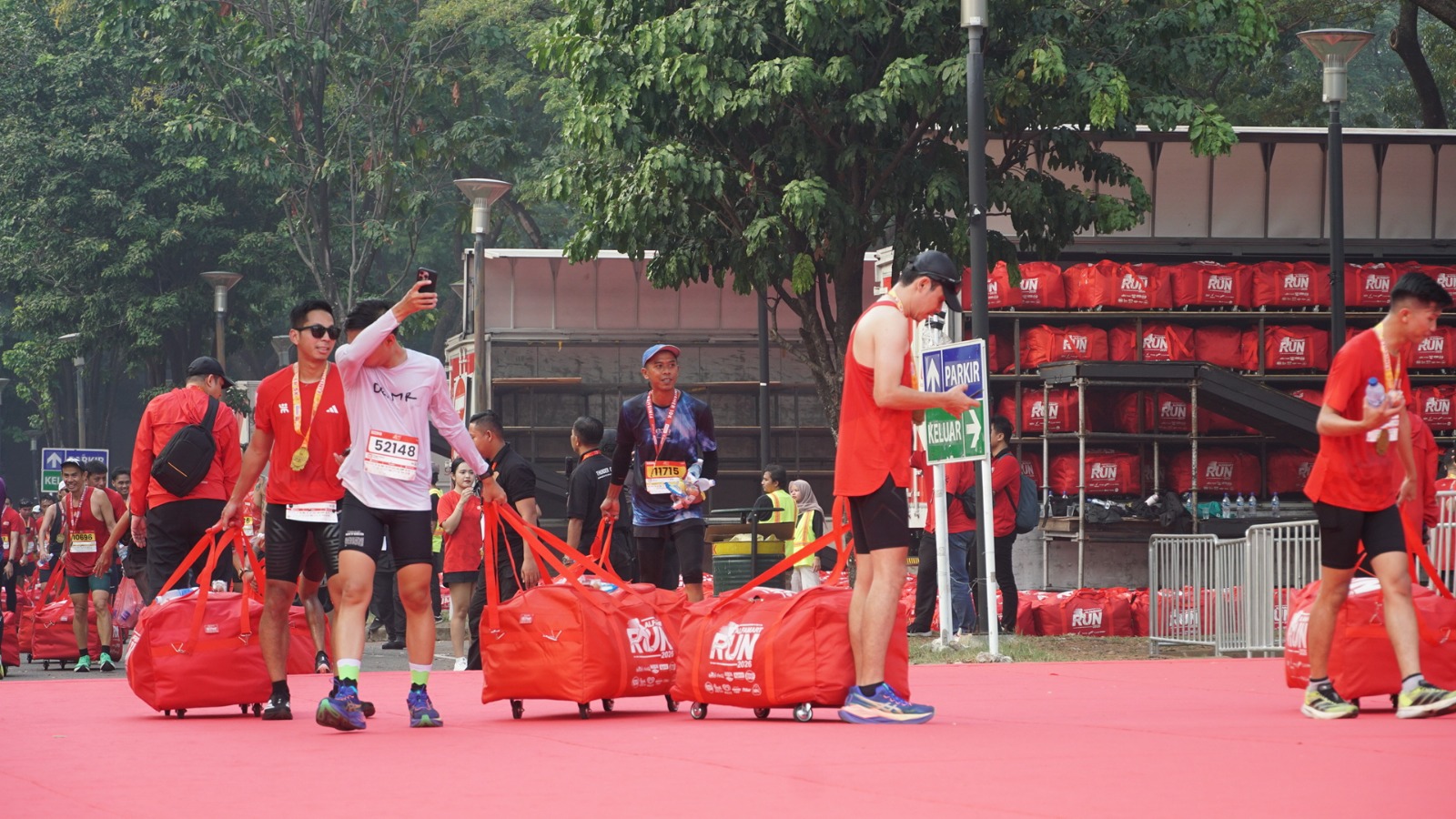 Nampak para peserta Alfamart Run 2026 membawa koper 50kg. Foto : Ist