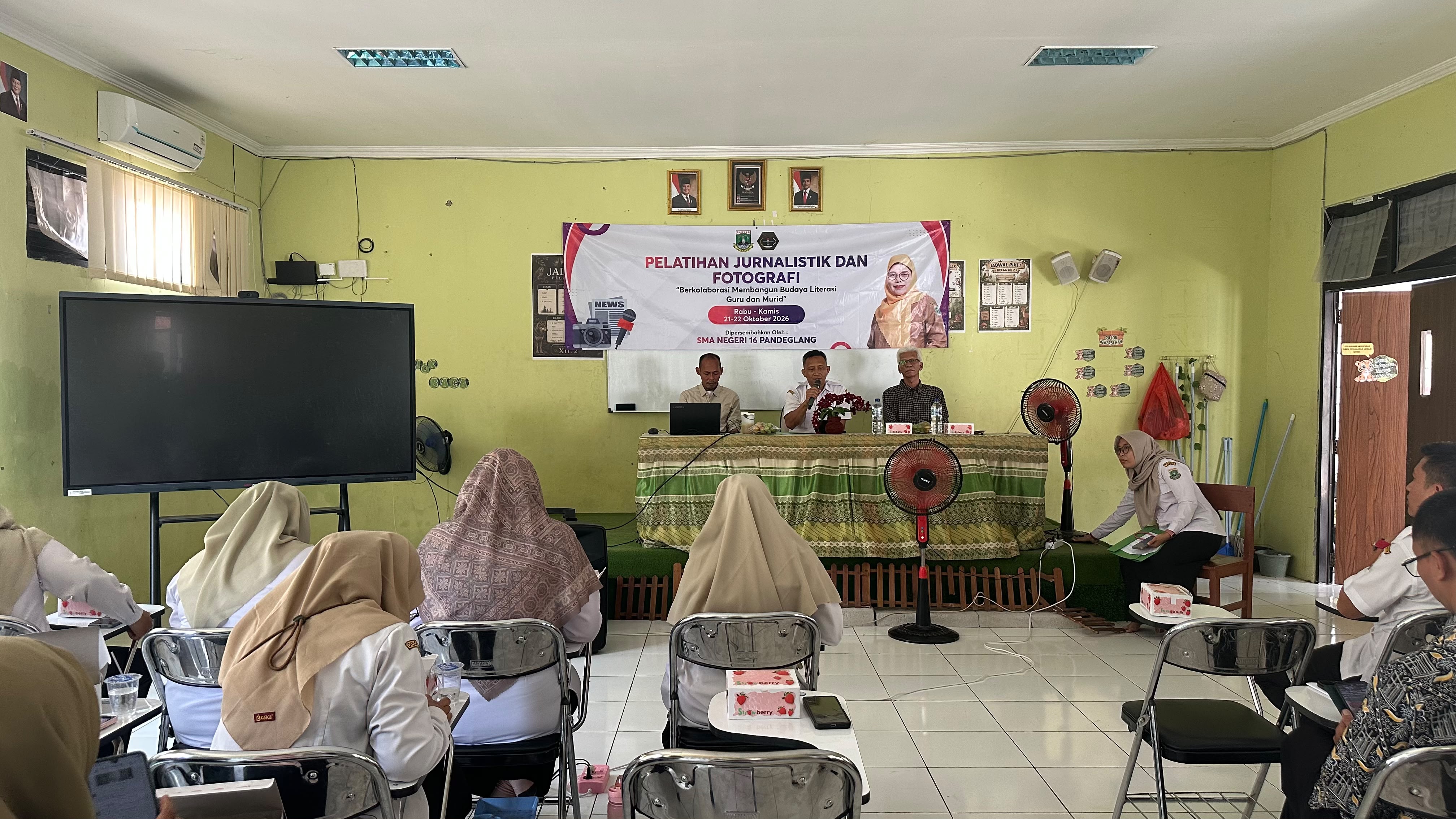 PELATIHAN JURNALISTIK. Guru SMAN 16 mengikuti pelatihan jurnalistik di lingkungan sekolah setempat, Rabu (21/10) lalu. (ISTIMEWA)