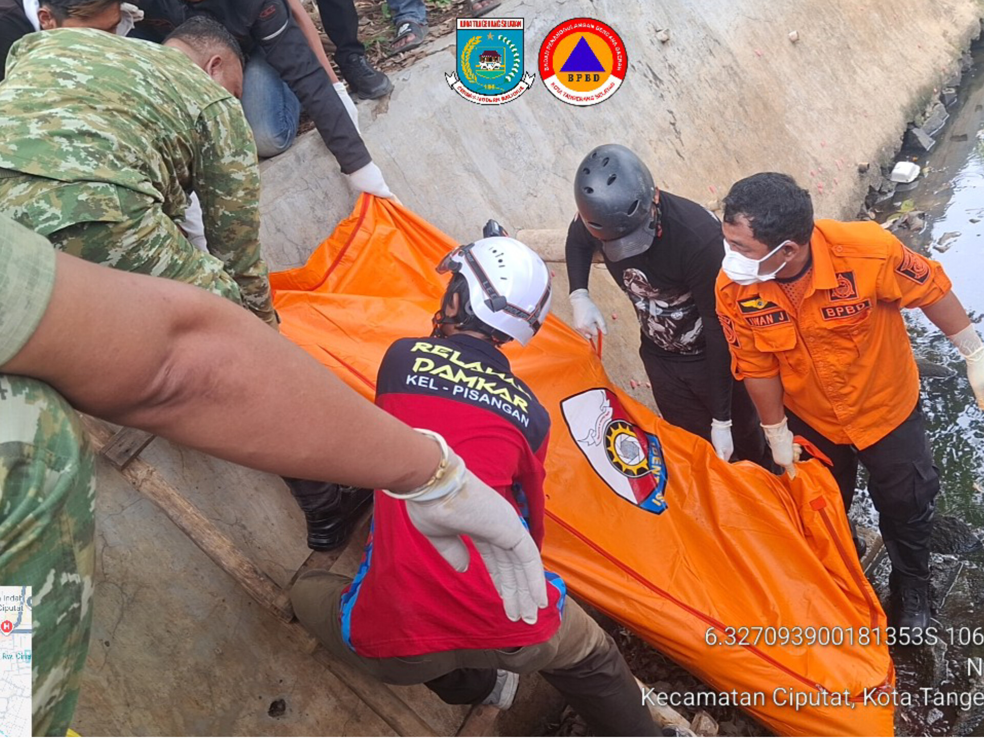 Jasad pria yang ditemukan dalam kondisi mengambang di aliran kali sambungan Setu Sasak Ciputat, Senin (5/10) pagi. (ist)