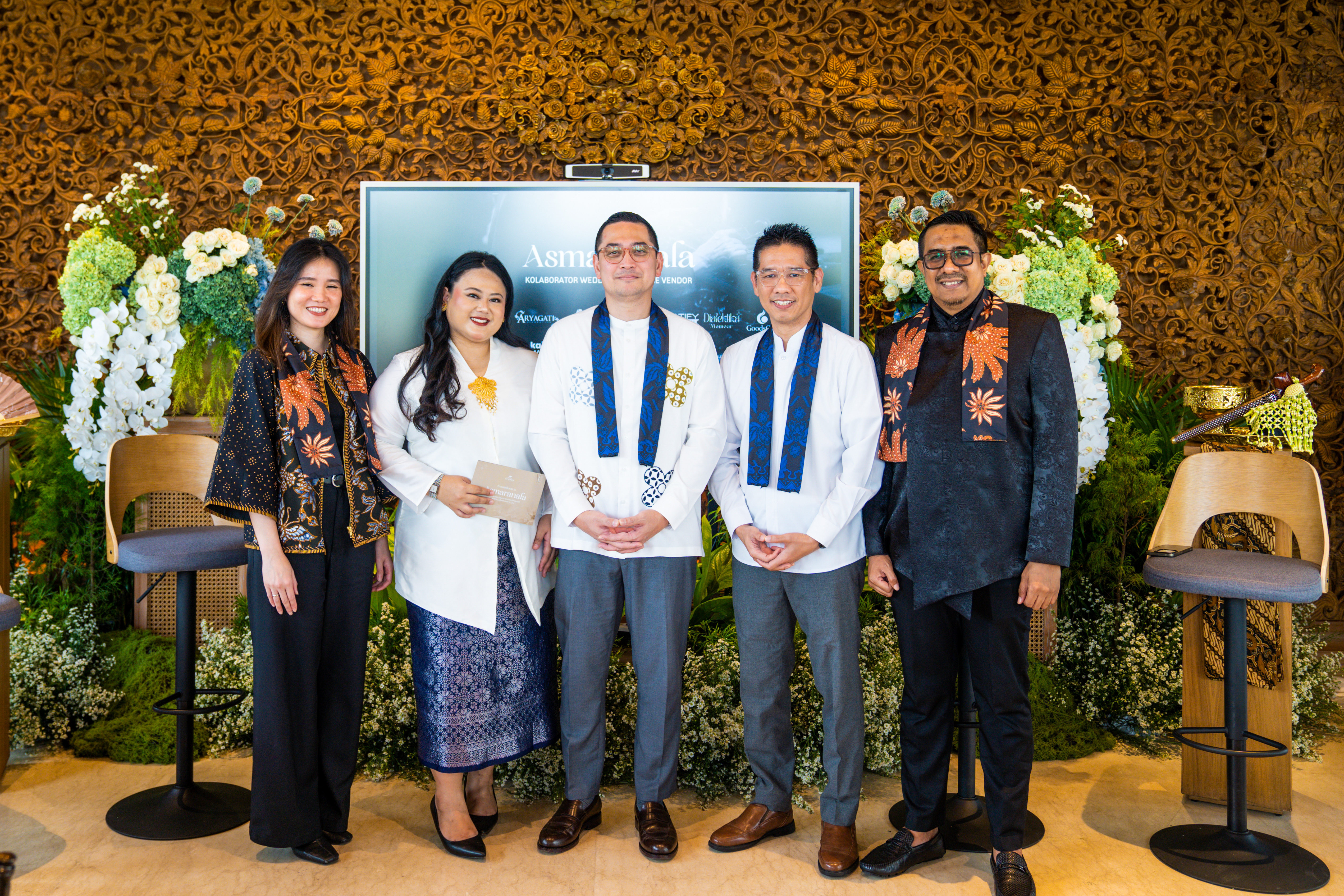 General Manager Hotel Tentrem Jakarta, Andi Bagistav Oddex (tengah), bersama tim Hotel Tentrem Jakarta dan para vendor dalam acara media luncheon ASMARANALA Wedding Showcase, di Hotel Tentrem Jakarta , Selasa (20/10/2026). (tangselpos.id/lim)