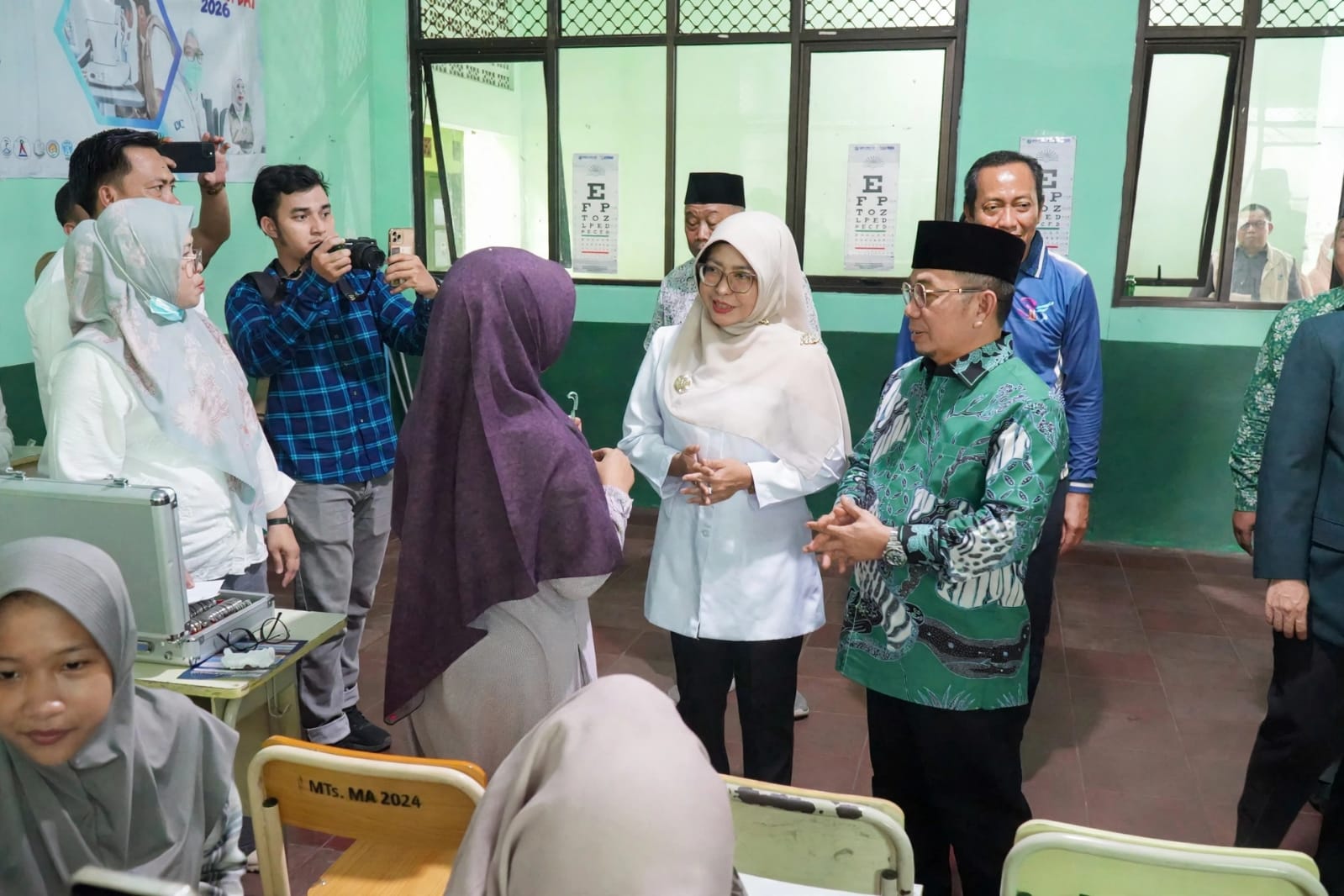 Bupati Dewi Setiani, saat menghadiri Bakti Sosial Kesehatan yang diselenggarakan oleh IDI Banten di Gedung Perguruan Mathla’ul Anwar Pusat, Kecamatan Menes, Kabupaten Pandeglang, Minggu (11/10/2026).(Istimewa)
