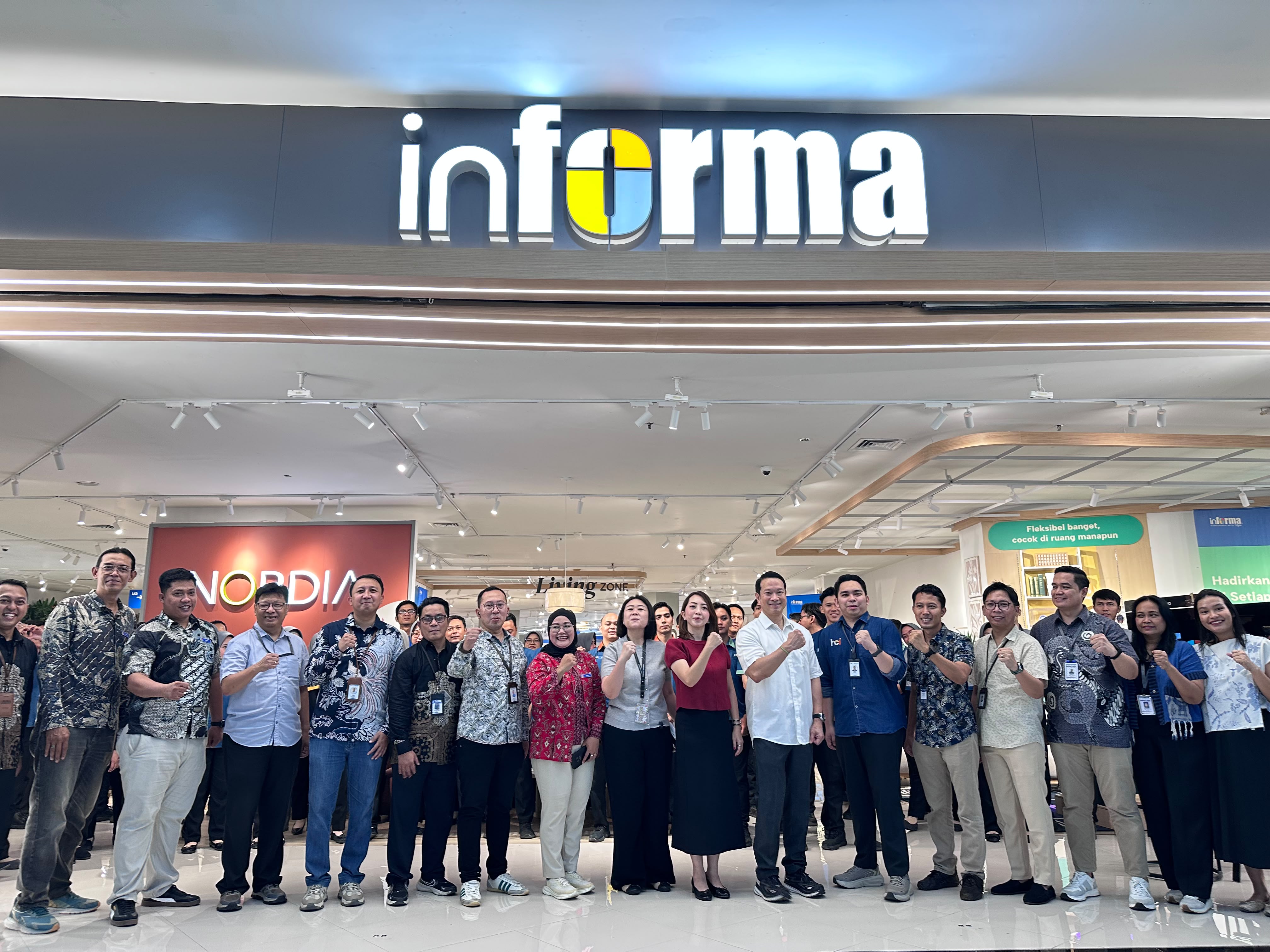 Manajemen INFORMA berfoto bersama saat peresmian konsep terbaru INFORMA Supermall Karawaci, Tangerang, Selasa (13/10/2026). (tangselpos id/lim)