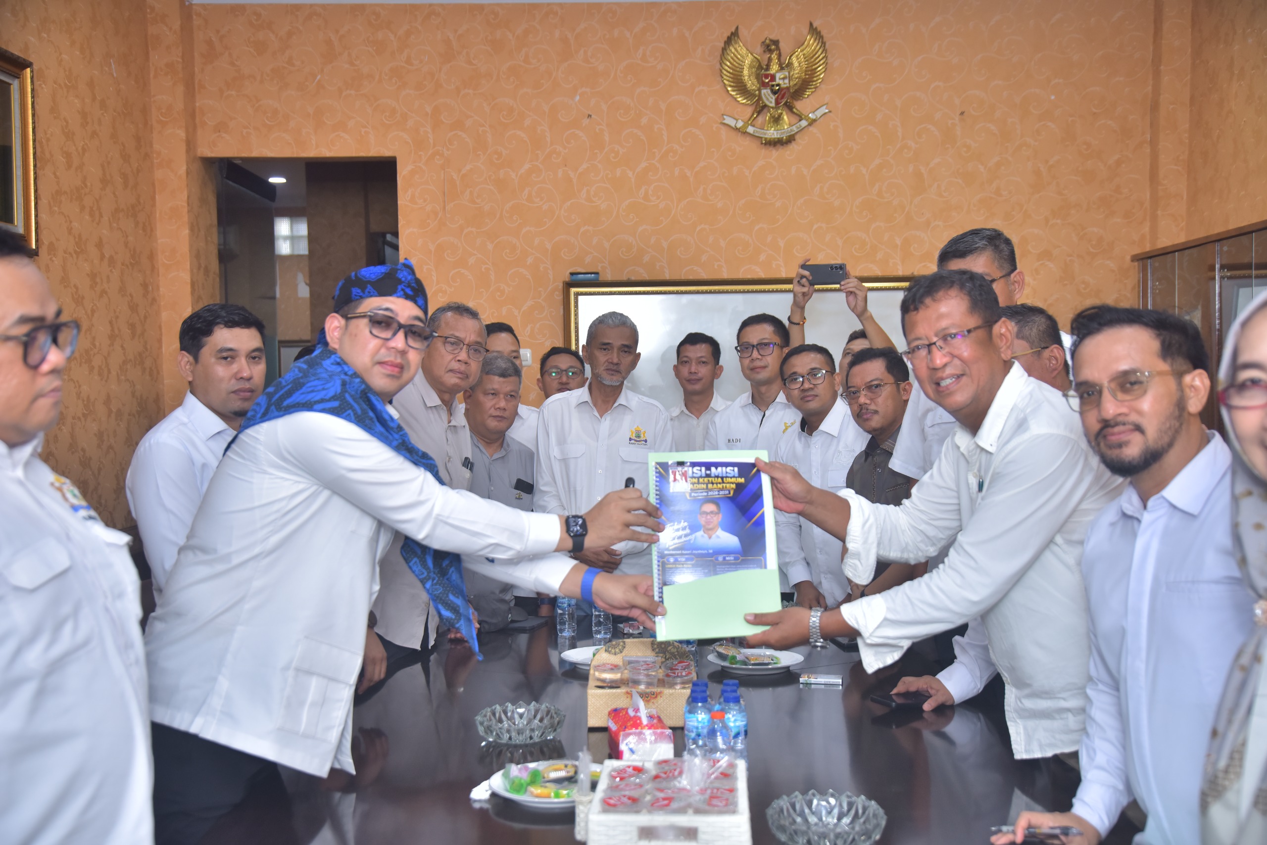 Bakal Calon Ketua Kadin Provinsi Banten, M. Azzari Jayabaya, menyerahkan dokumen visi misi pencalonan, di Kantor Kadin Banten, di Kota Serang, Selasa (27/10/2026).(Istimewa)