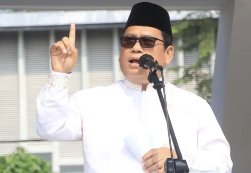 MEMIMPIN UPACARA. Wabup Lebak Amir Hamzah, sedang memberikan sambutan sebagai pemimpin upacara HSN 2026, di Alun-alun Pandeglang, Kamis (22/10). (DOK. PROKOPIM SETDA LEBAK)