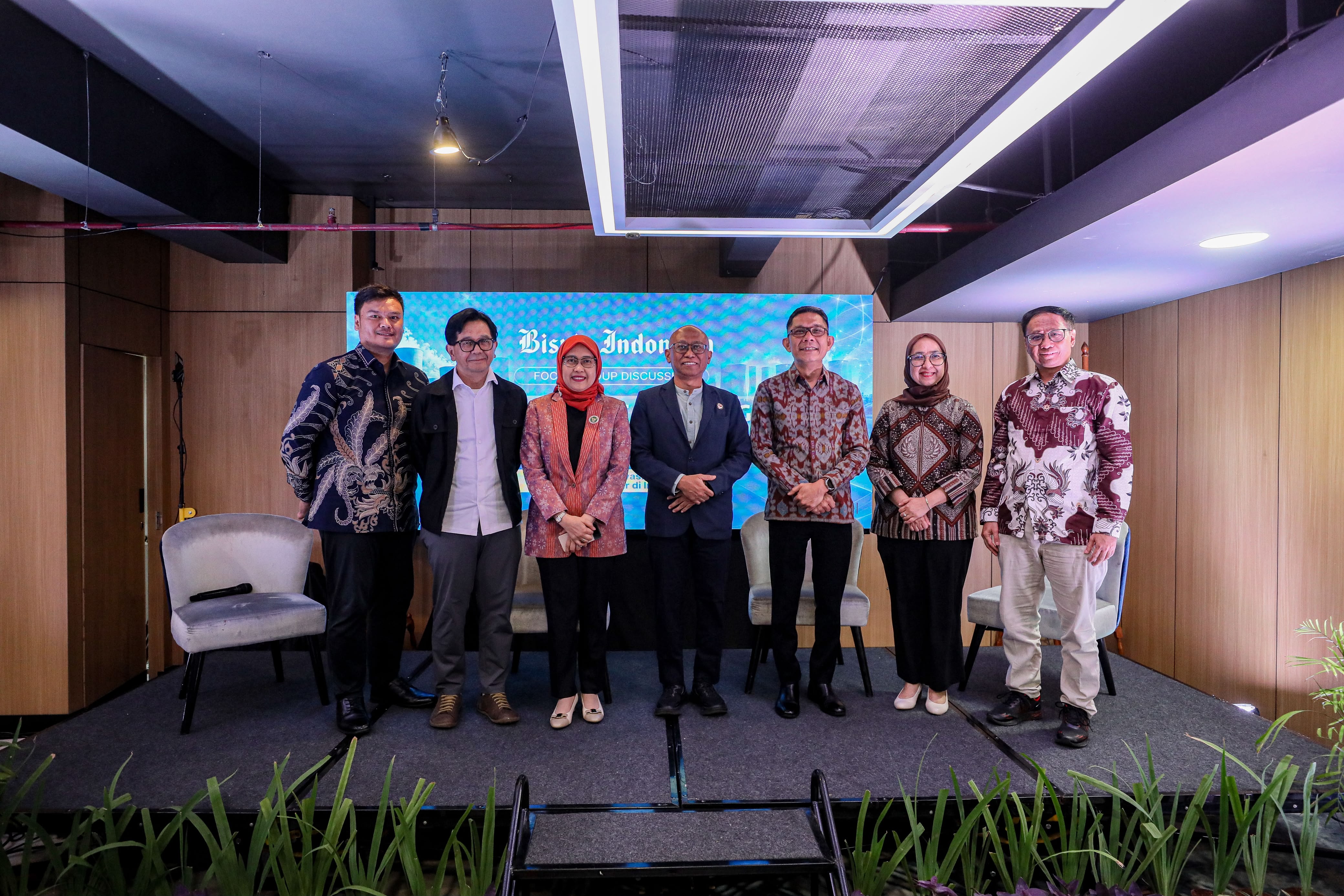 Para narasumber mengabadikan momen sesuai FGD Kupas Tuntas Energi Masa Depan. Dari kedua dari kiri Ketua Umum HIMNI Djarot S Wisnubroto, Anggota DEN Sripeni Inten Cahyani, Kepala Organisasi Riset Tenaga Nuklir BRIN Syaiful Bakhri, Ketua PKNTMI Yustia Tuti, dan akademisi UMN Ambang Priyonggo. (TangselPos/rachman)