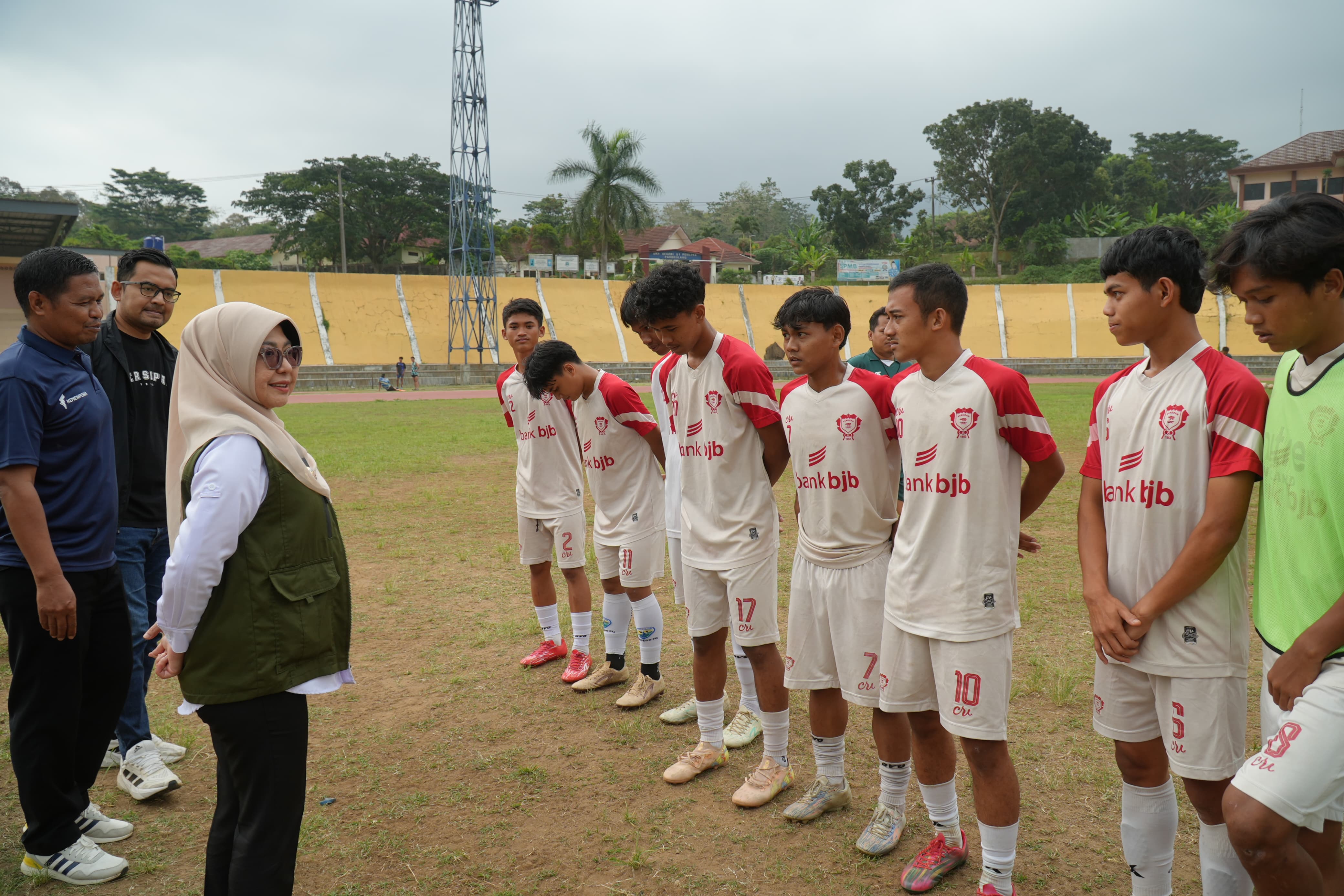 Bupati Pandeglang, Raden Dewi Setiani memberikan semangat kepada para atlet yang tengah berlatih untuk persiapan  Porprov VII Banten, Stadion Badak Kuranten, Selasa (27/10/2026).(Istimewa)