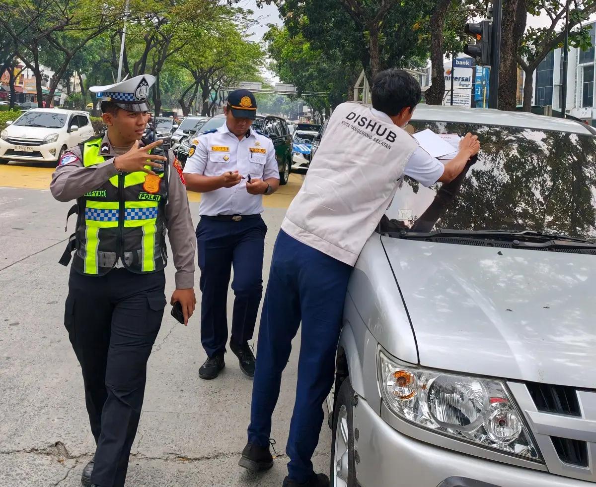 PARKIR LIAR - DPRD Tangsel minta Dishub Kita Tangsel untuk rutin gelar razia kendaraan yang parkir liar.