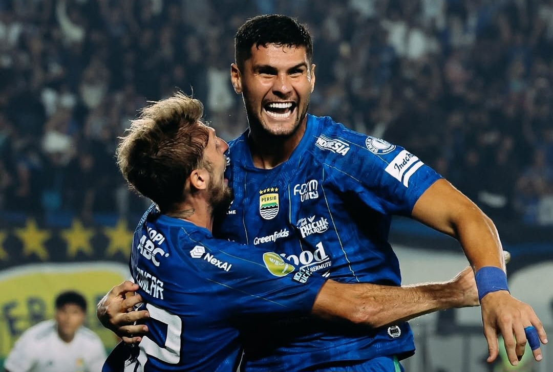 Selebrasi Julio Cesar sukses antar kemenangan Persib atas Persik Kediri. Foto : Ist